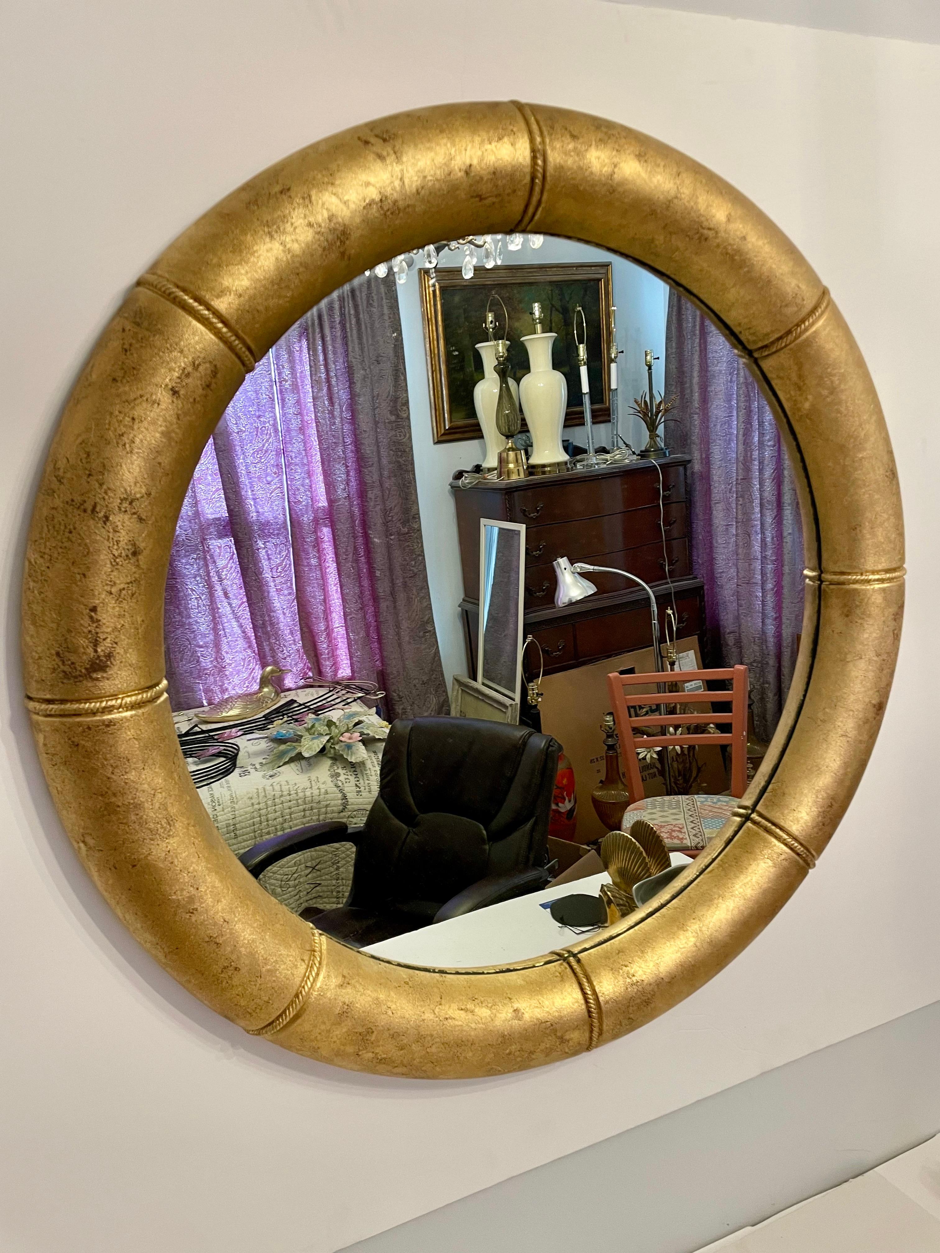 Hollywood Regency Paire de miroirs ronds dorés en vente