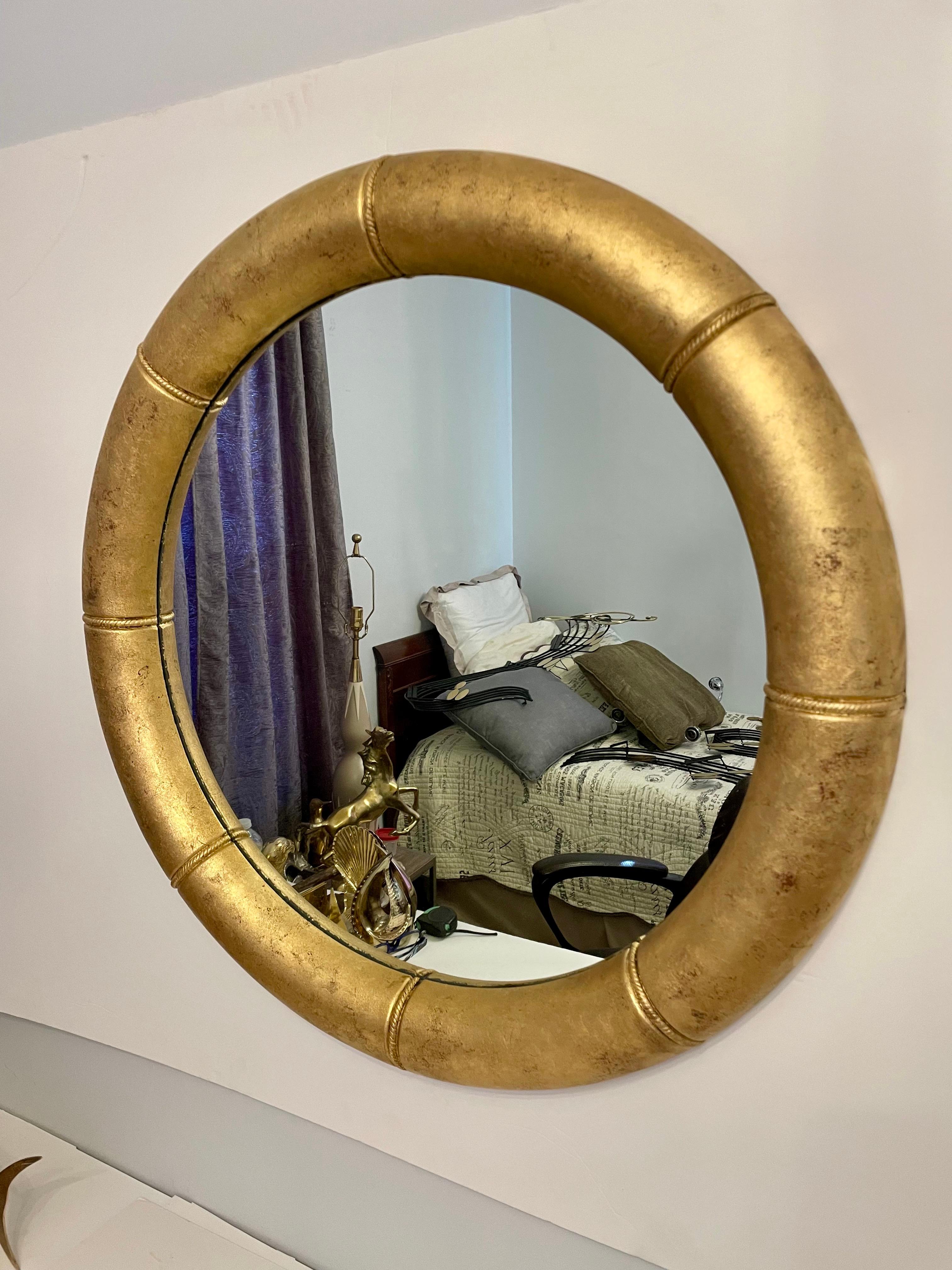 Doré Paire de miroirs ronds dorés en vente