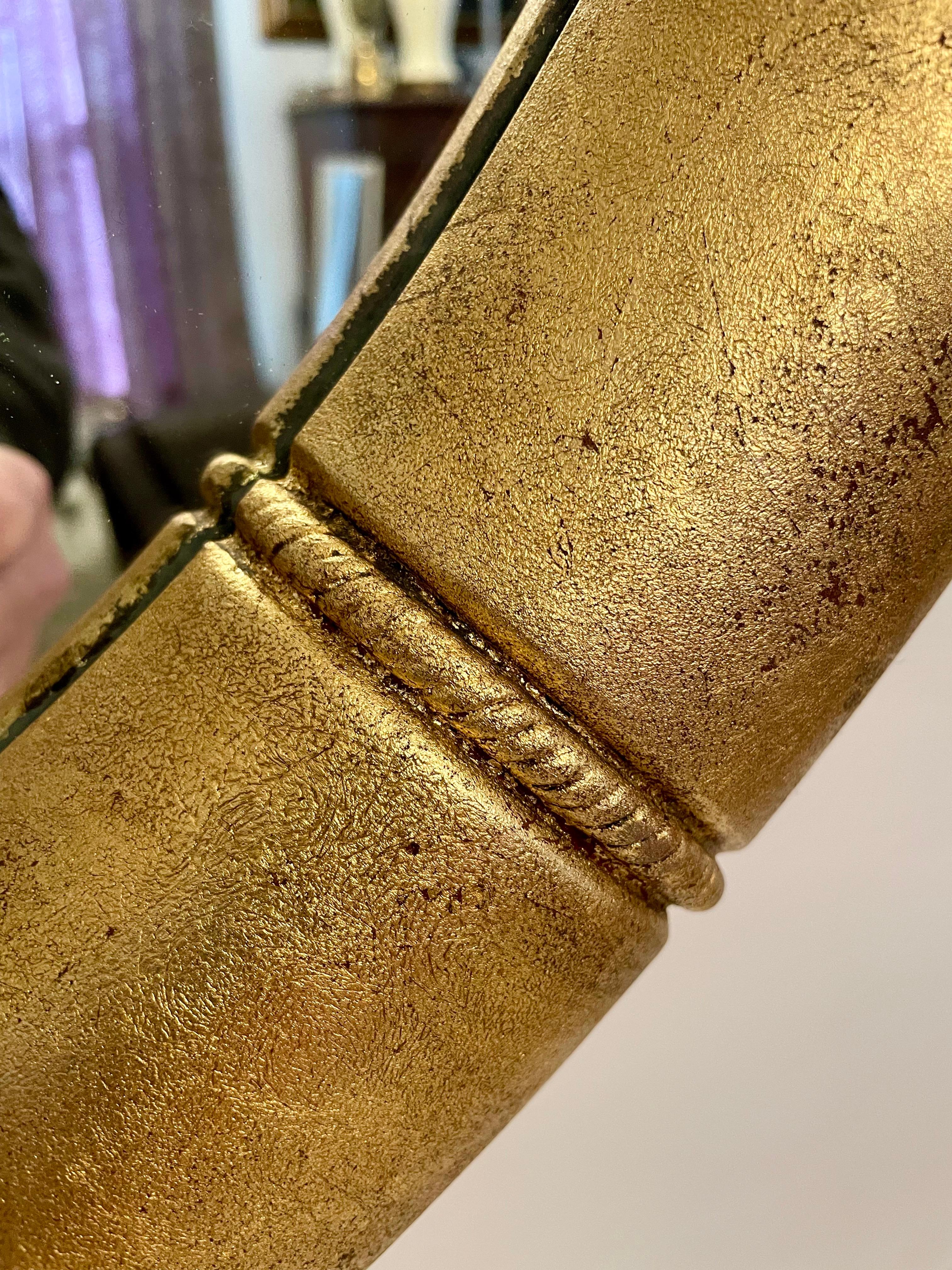Paire de miroirs ronds dorés en vente 1
