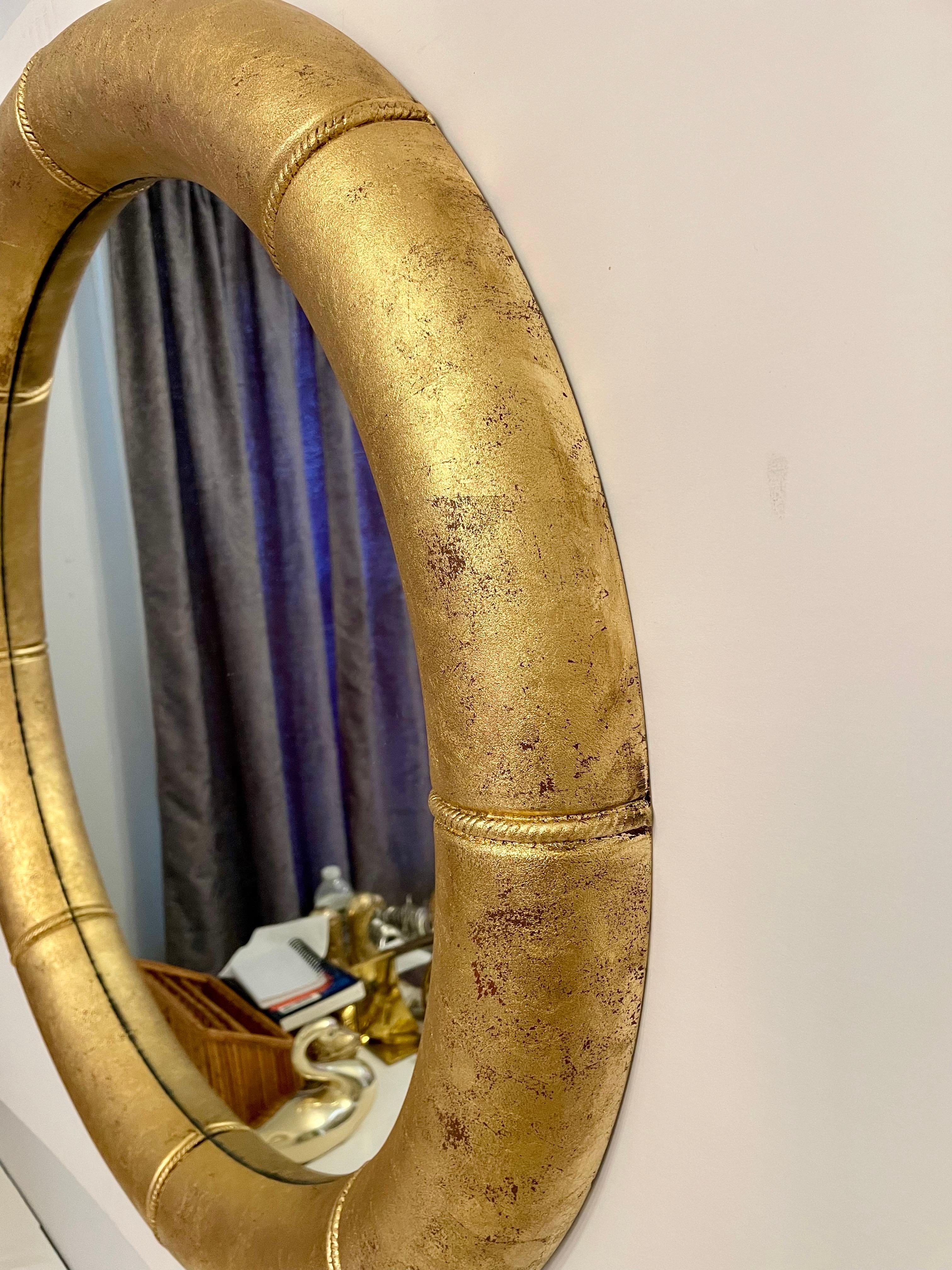 Paire de miroirs ronds dorés en vente 2