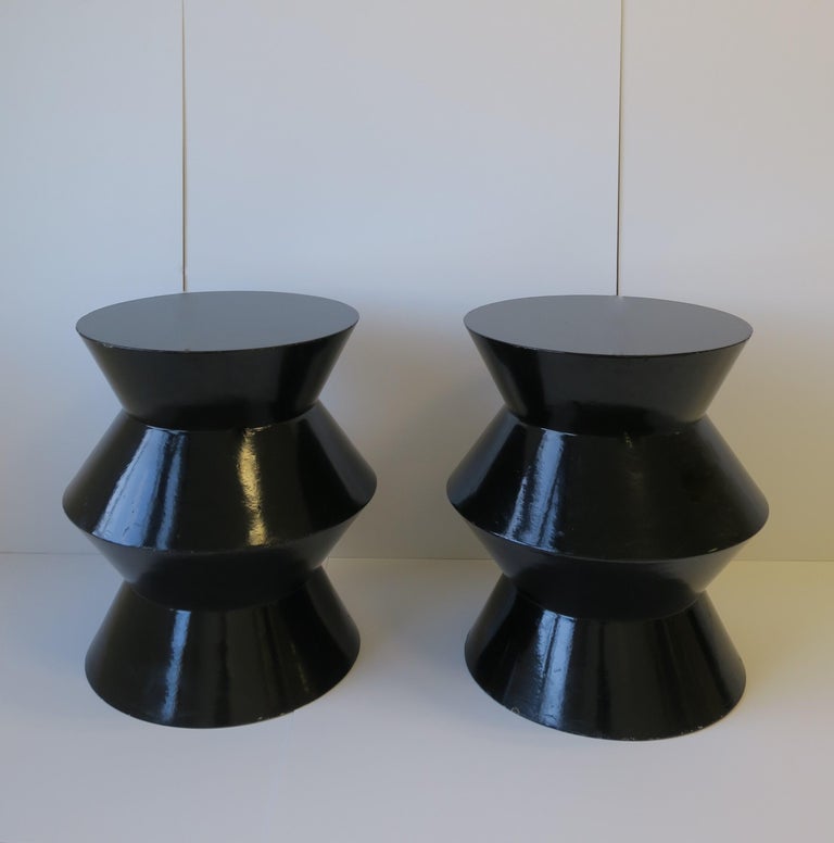 Pair of Round Modern Black Lacquer Side or End Tables For Sale at 1stDibs