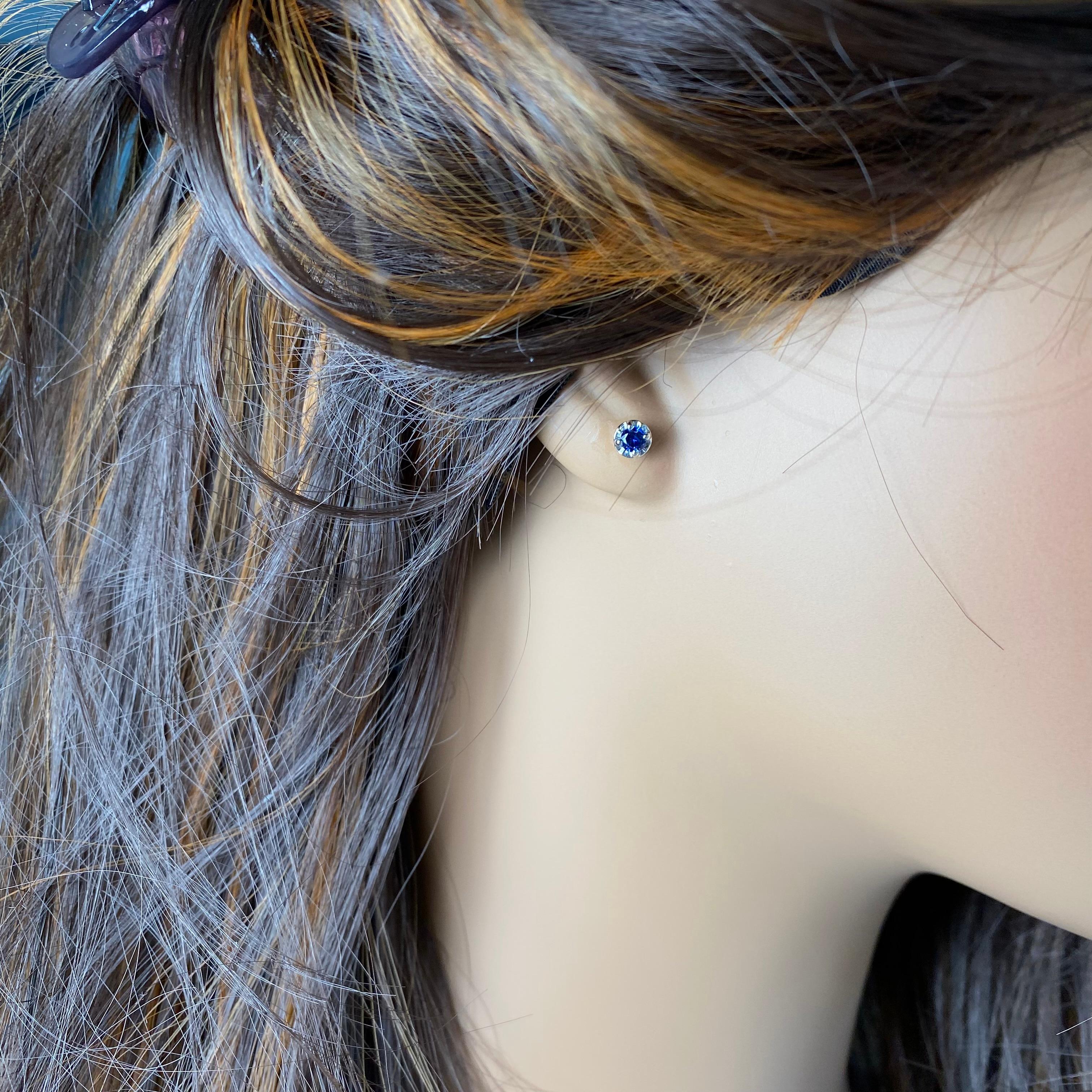 Paire de boucles d'oreilles de 0,19 pouce en or blanc serties d'un saphir rond festonné de 0,35 carat en vente 4