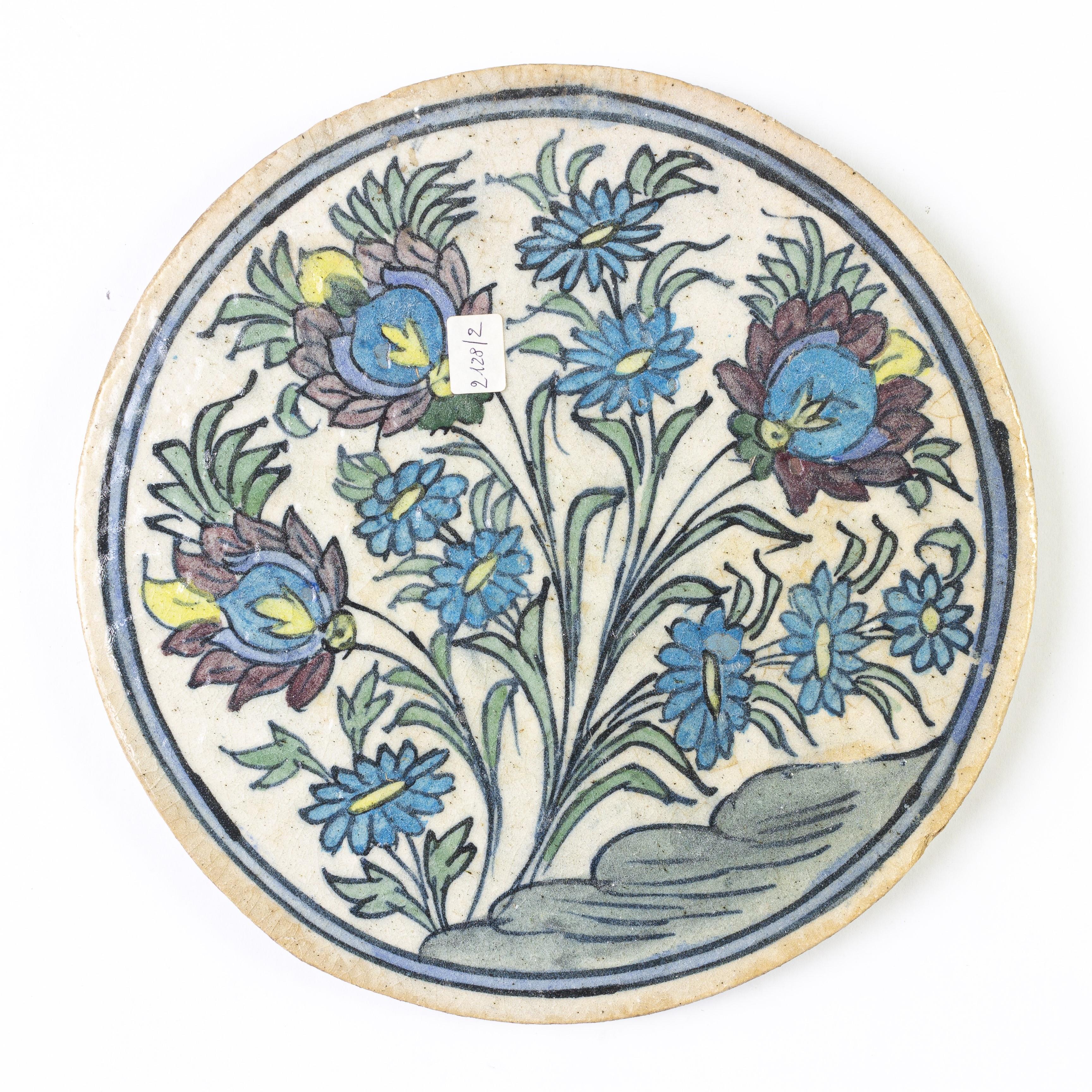 Handbemalte runde Fliesen mit Blumen, die überall verwendet werden können: an der Gartenmauer, in der Küche oder im Badezimmer.  Sie sind so schön! und selten!
Siehe auch alle anderen.


ref. nr. 2128/2 und 3.