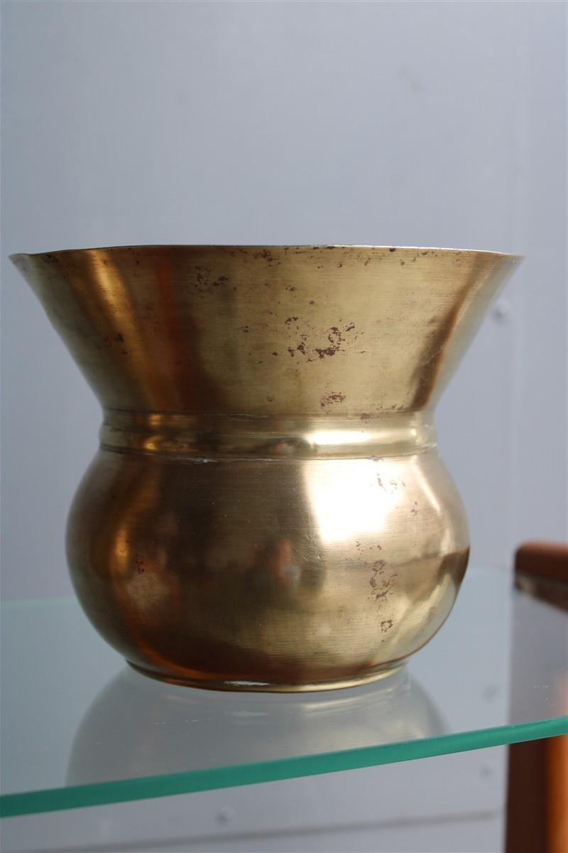 Coppia di vasi rotondi in ottone di design del Medioevo.