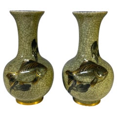 Paire de vases Royal Copenhagen à glaçure craquelée des années 1960, décoration de poissons dorés #1554