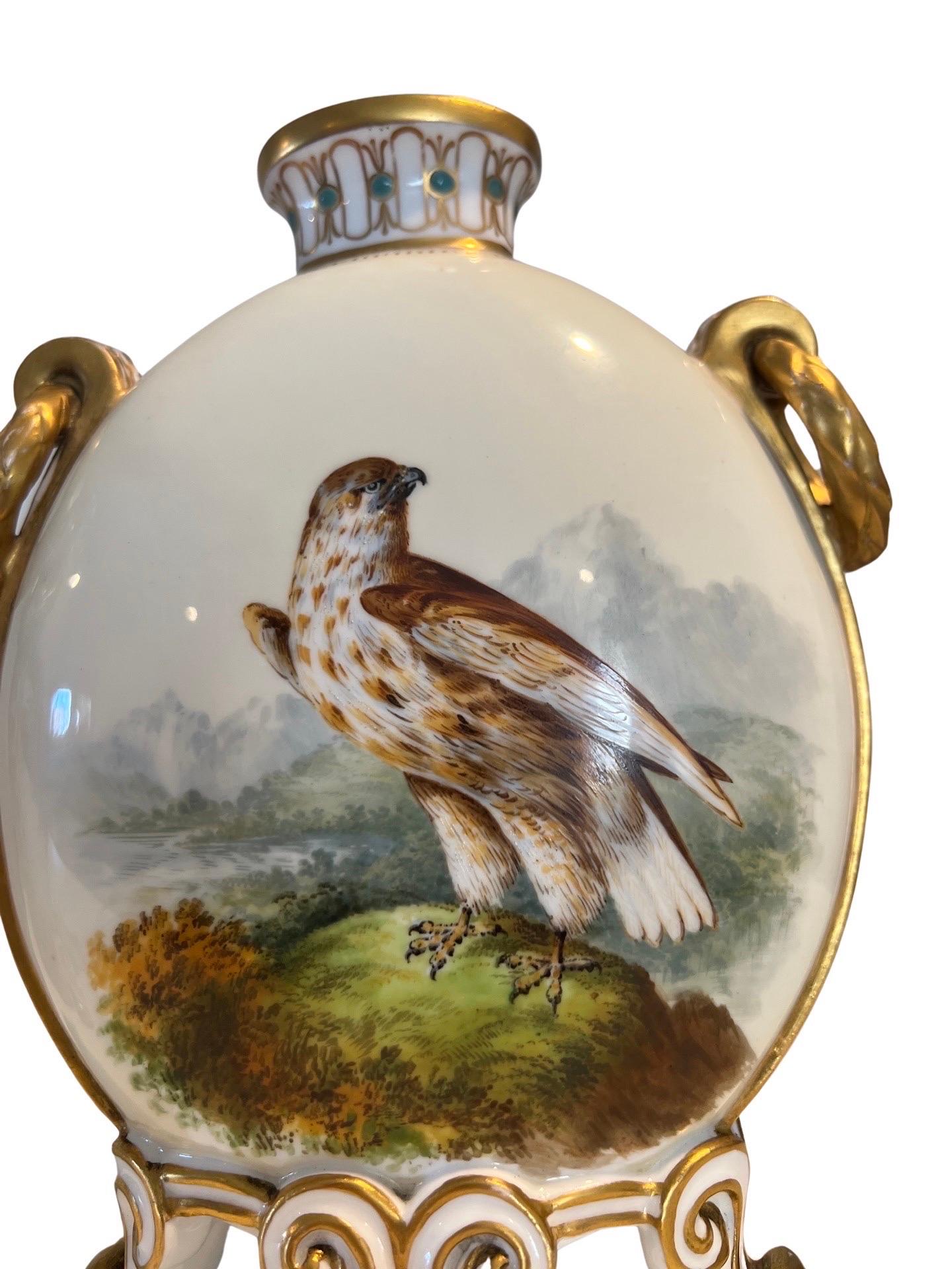 Mouvement esthétique Paire de vases flaques de lune incrustés de bijoux « Oiseaux exotiques » Royal Crown Derby, vers 1880 en vente