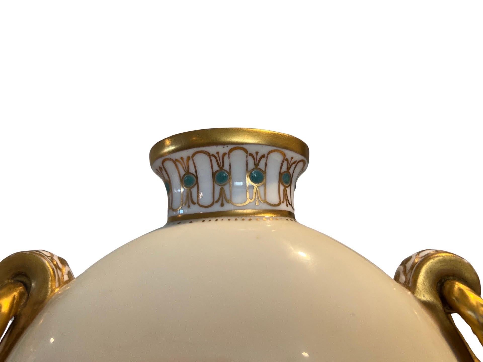 Paar Royal Crown Derby „Exotische Vögel“ mit Juwelen besetzte Mondflask-Vasen, um 1880 (Englisch) im Angebot