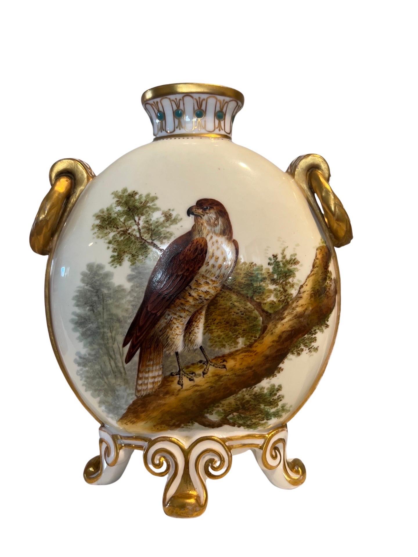 Paar Royal Crown Derby „Exotische Vögel“ mit Juwelen besetzte Mondflask-Vasen, um 1880 im Zustand „Gut“ im Angebot in Atlanta, GA