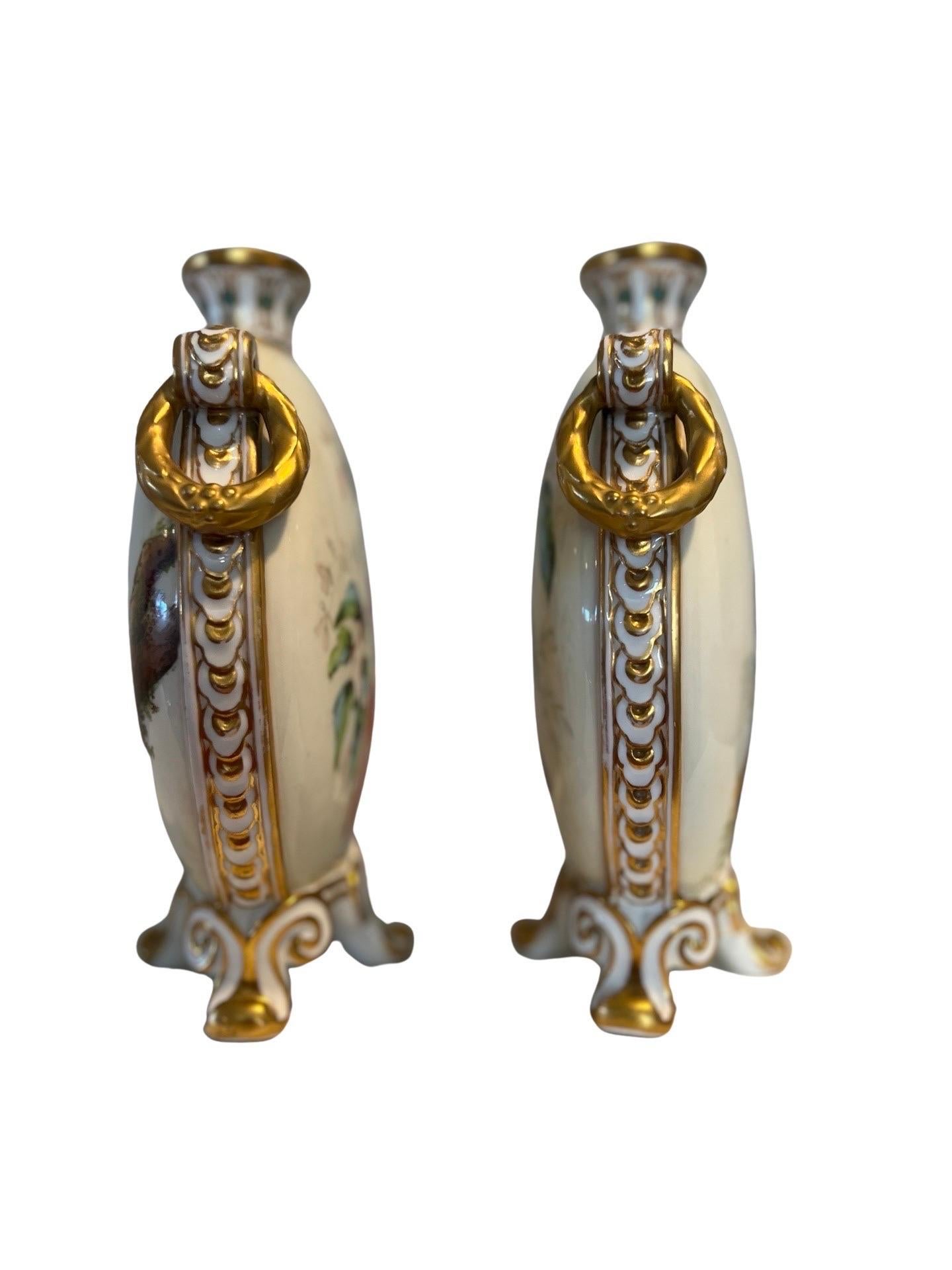 Paar Royal Crown Derby „Exotische Vögel“ mit Juwelen besetzte Mondflask-Vasen, um 1880 (Emaille) im Angebot
