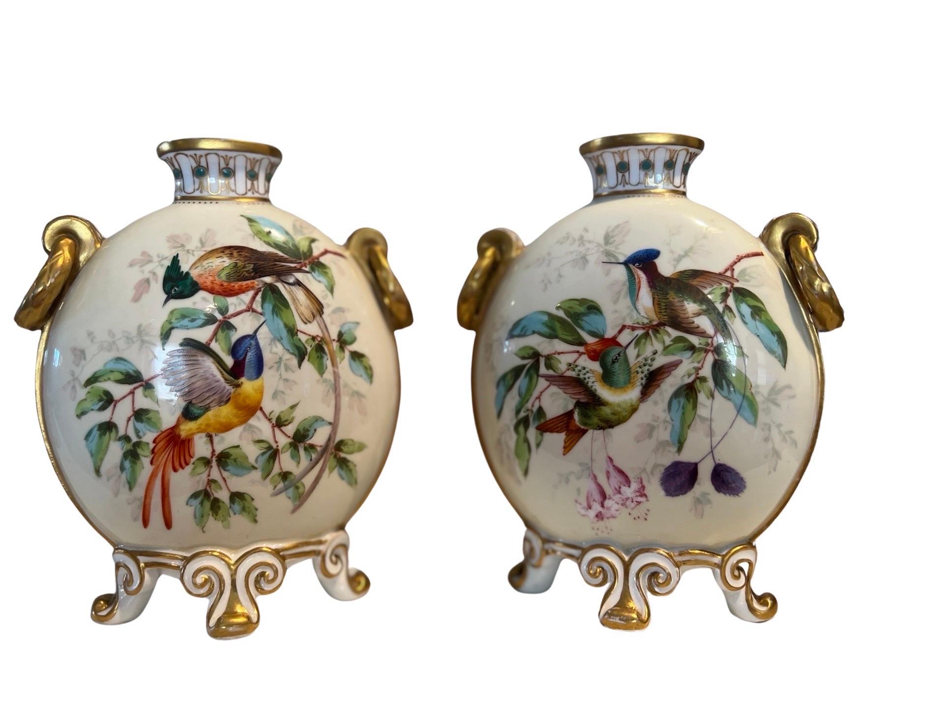 Paar Royal Crown Derby „Exotische Vögel“ mit Juwelen besetzte Mondflask-Vasen, um 1880 im Angebot 1