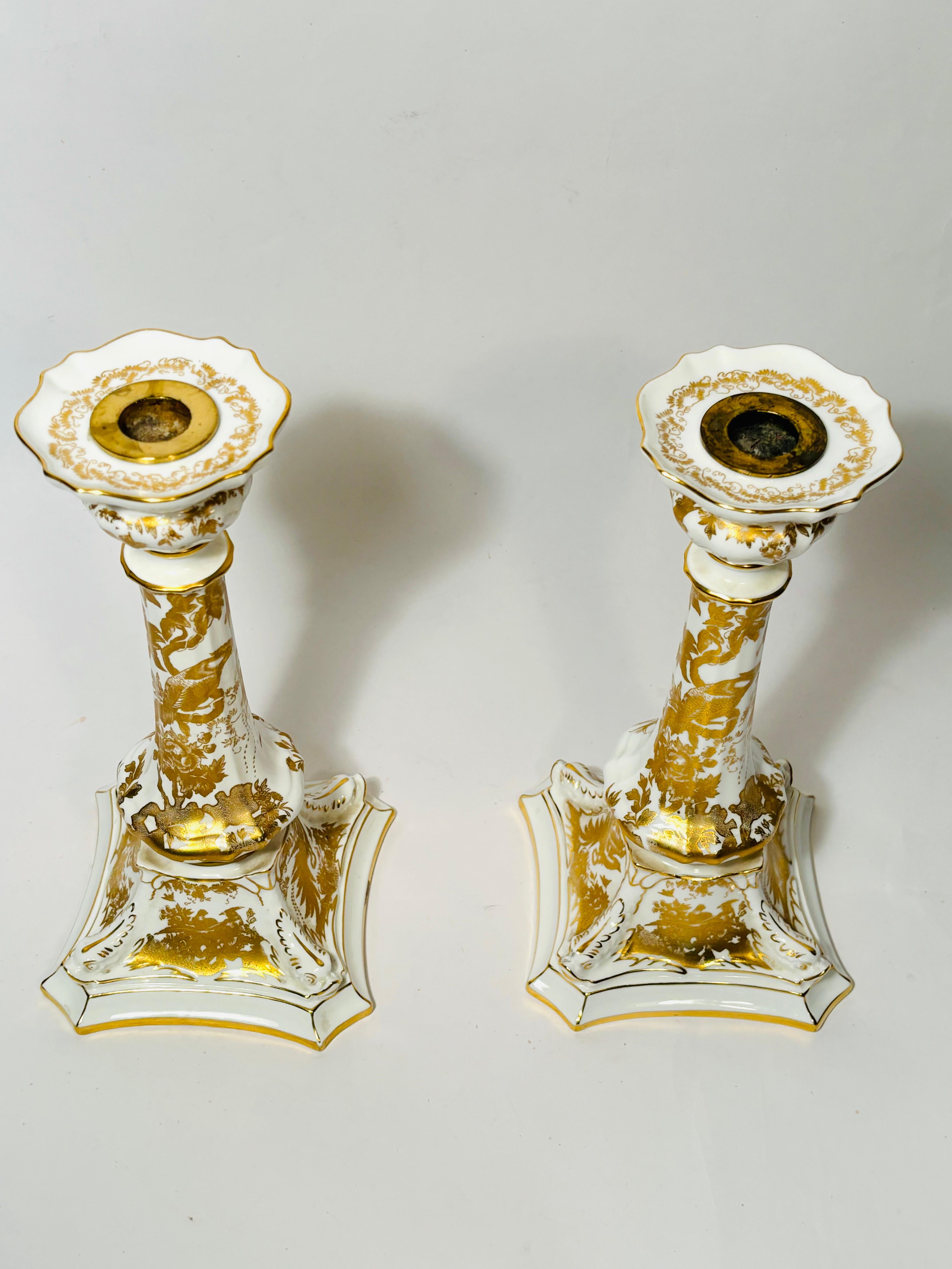 Ein Paar Royal Crown Derby „Gold Aves“-Kerzenständer. Vintage mit Delphin-Sockeln (Chinoiserie) im Angebot
