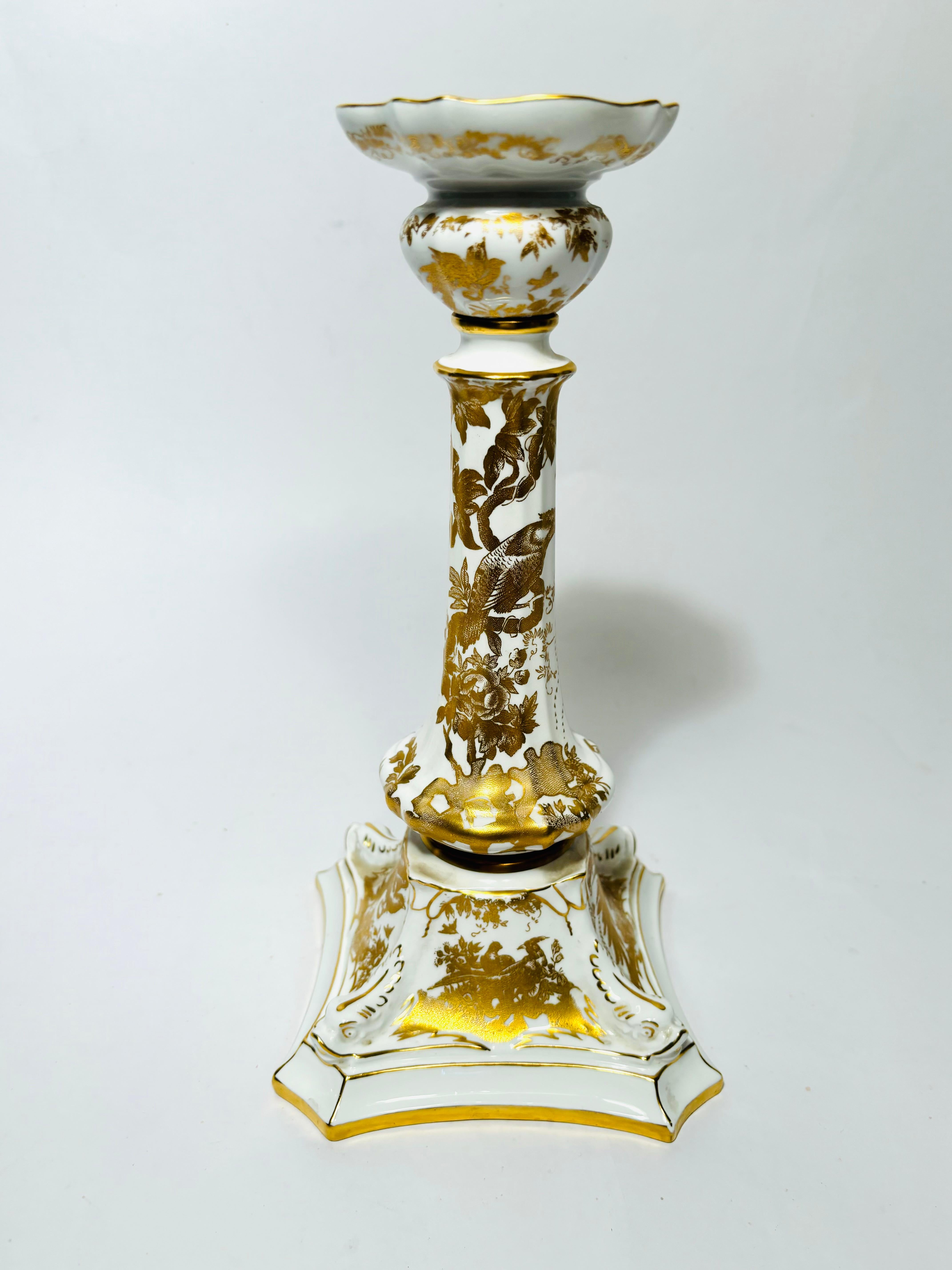 Britannique Paire de chandeliers « Aves d'or » Royal Crown Derby. Vintage avec bases de dauphins en vente