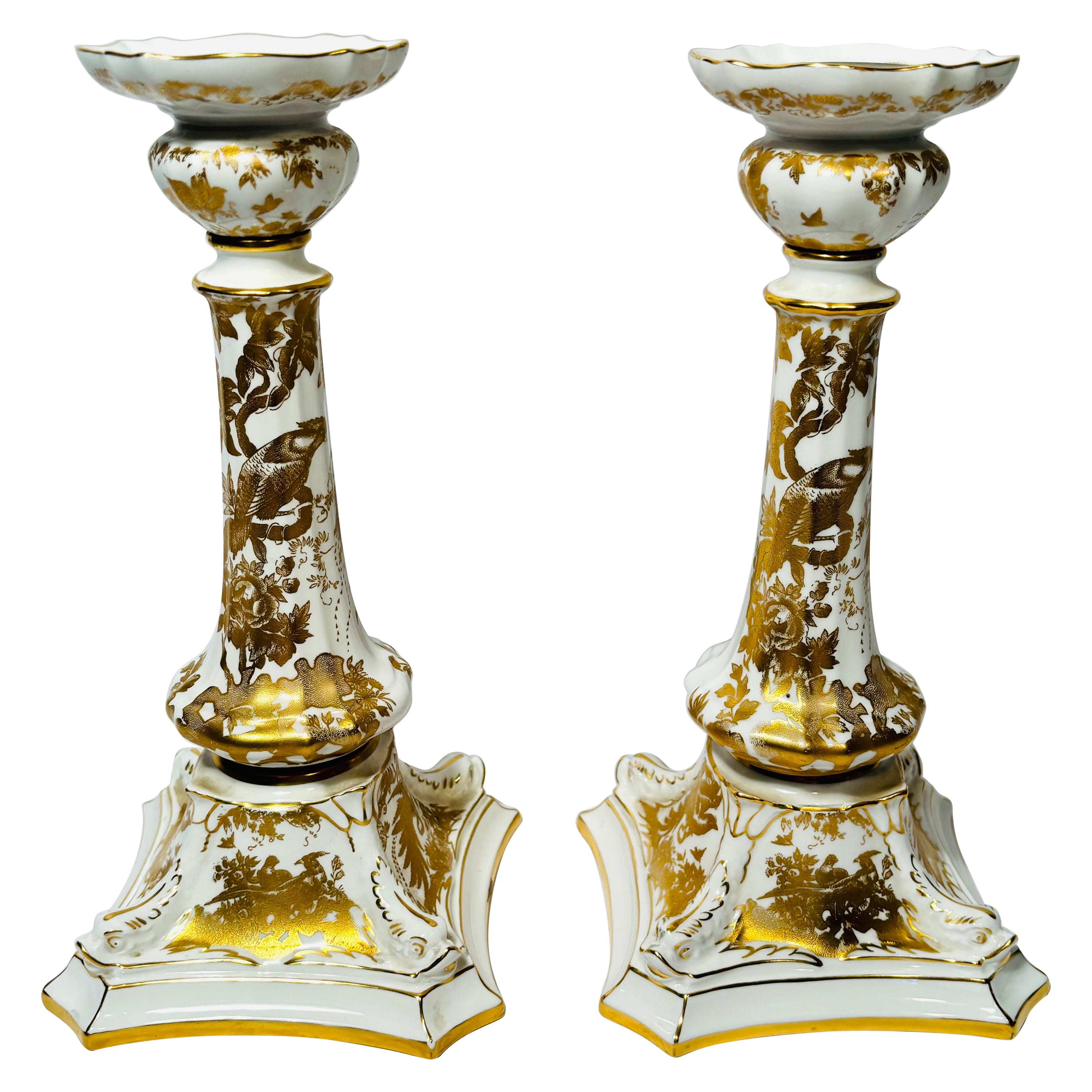 Coppia di candelieri Royal Crown Derby "Gold Aves". Vintage By con basi a forma di delfino