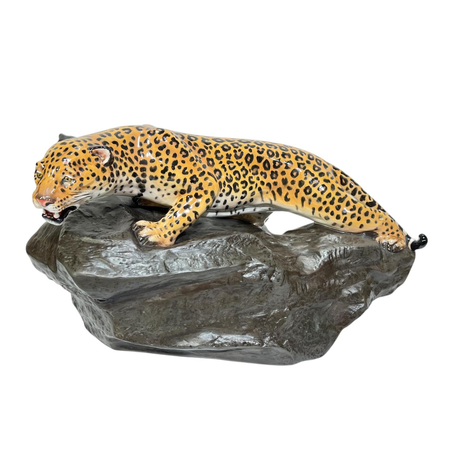 Pair Royal Doulton Glazed Porcelain Leopards (Glasiert) im Angebot