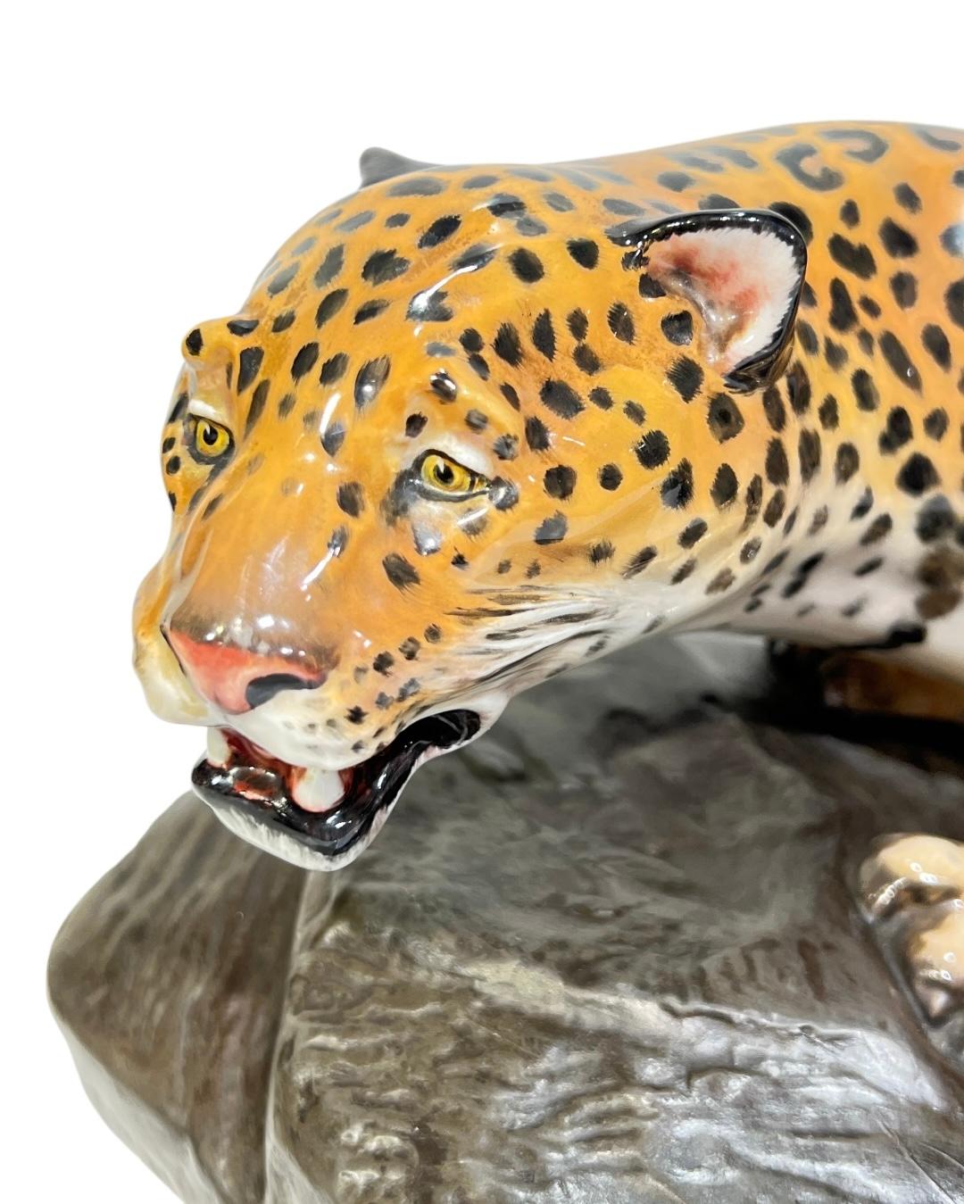 Pair Royal Doulton Glazed Porcelain Leopards (20. Jahrhundert) im Angebot