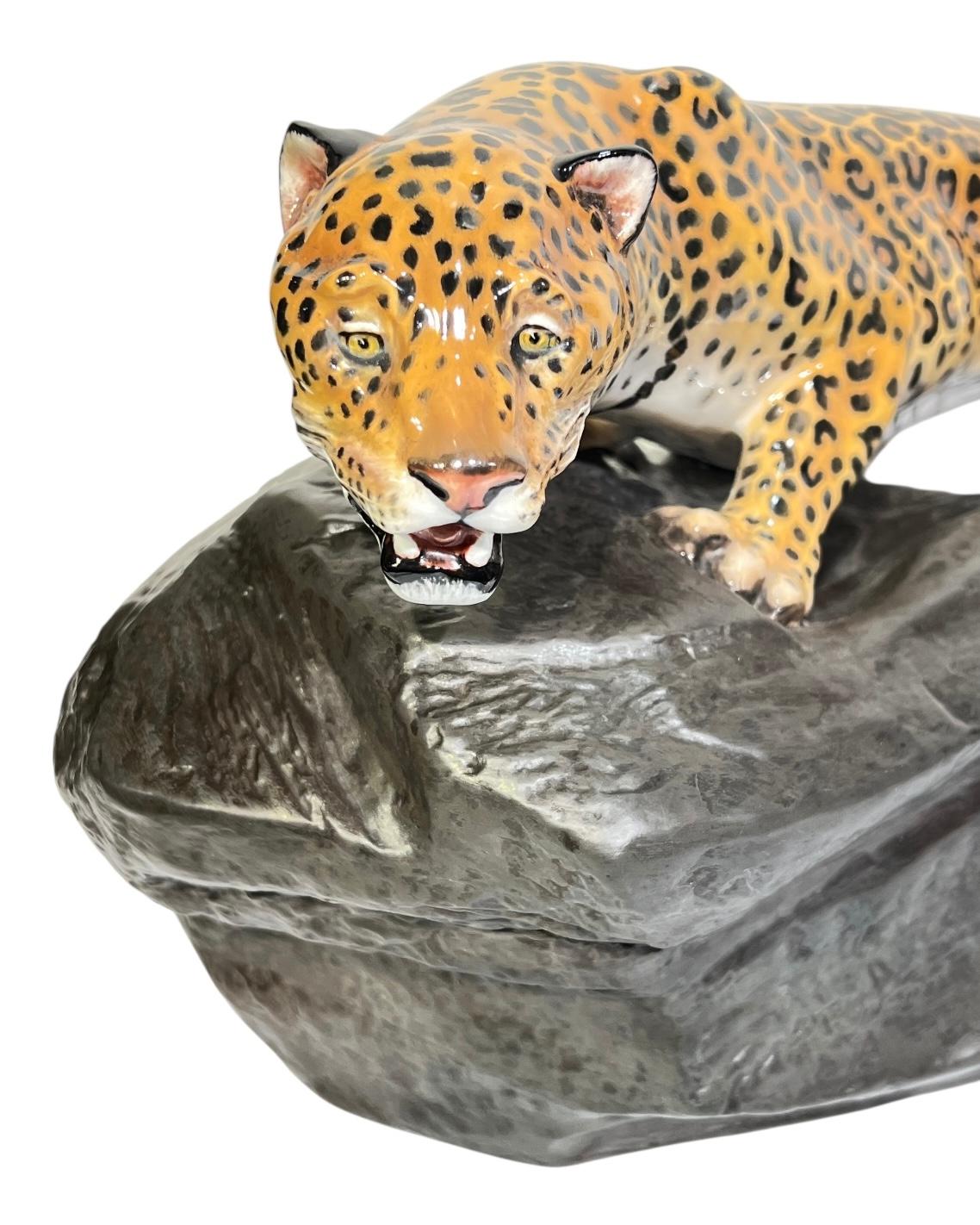 Pair Royal Doulton Glazed Porcelain Leopards (Porzellan) im Angebot