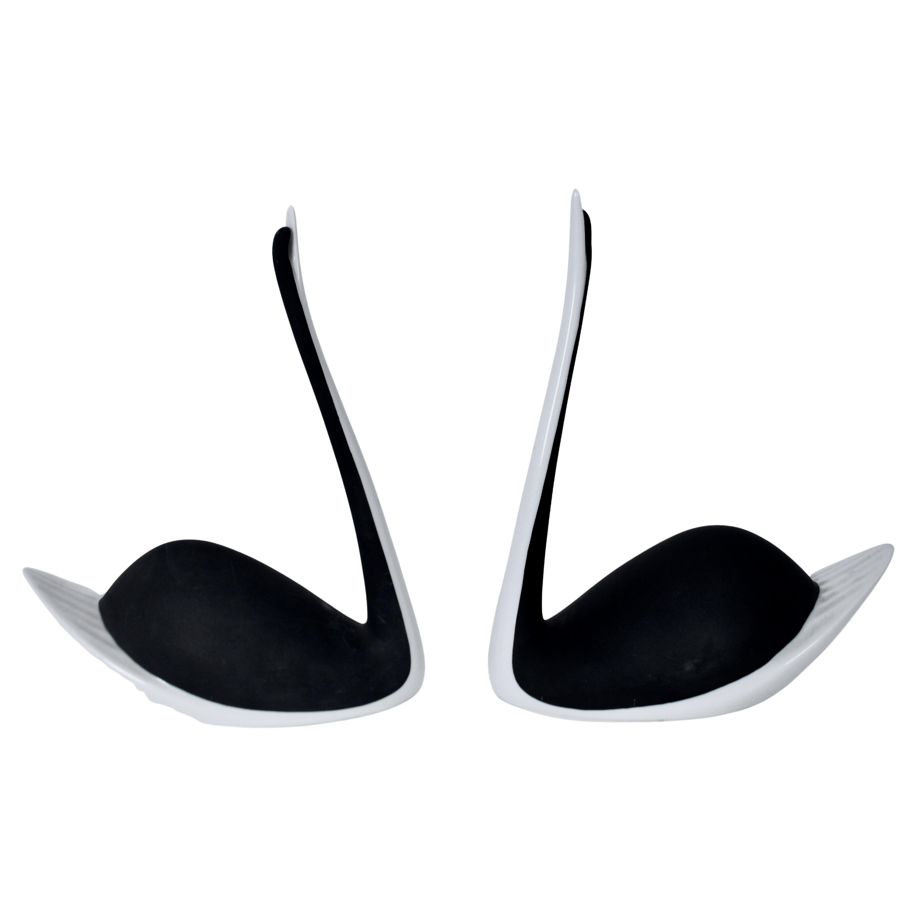 Paar Royal Dux Tschechoslowakei Schwarz-Weiß "Schwäne" Tischskulptur im Angebot