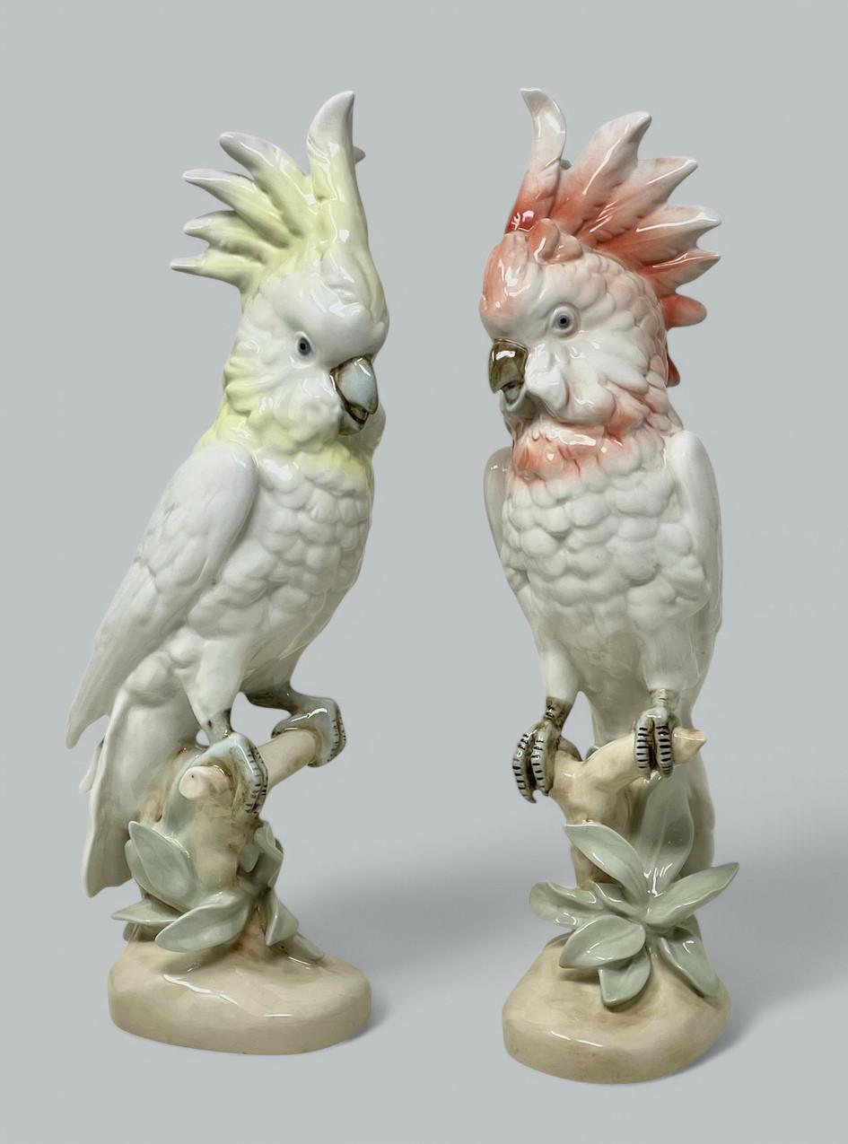 Ein außergewöhnlich hochwertiges und detailreiches Paar Royal Dux Tschechische Republik  Keramik lebendige Majolika Papagei gefiederte Figuren von recht großzügiger Größe, Mitte des zwanzigsten Jahrhunderts  

Jede von ihnen ist mit einer
