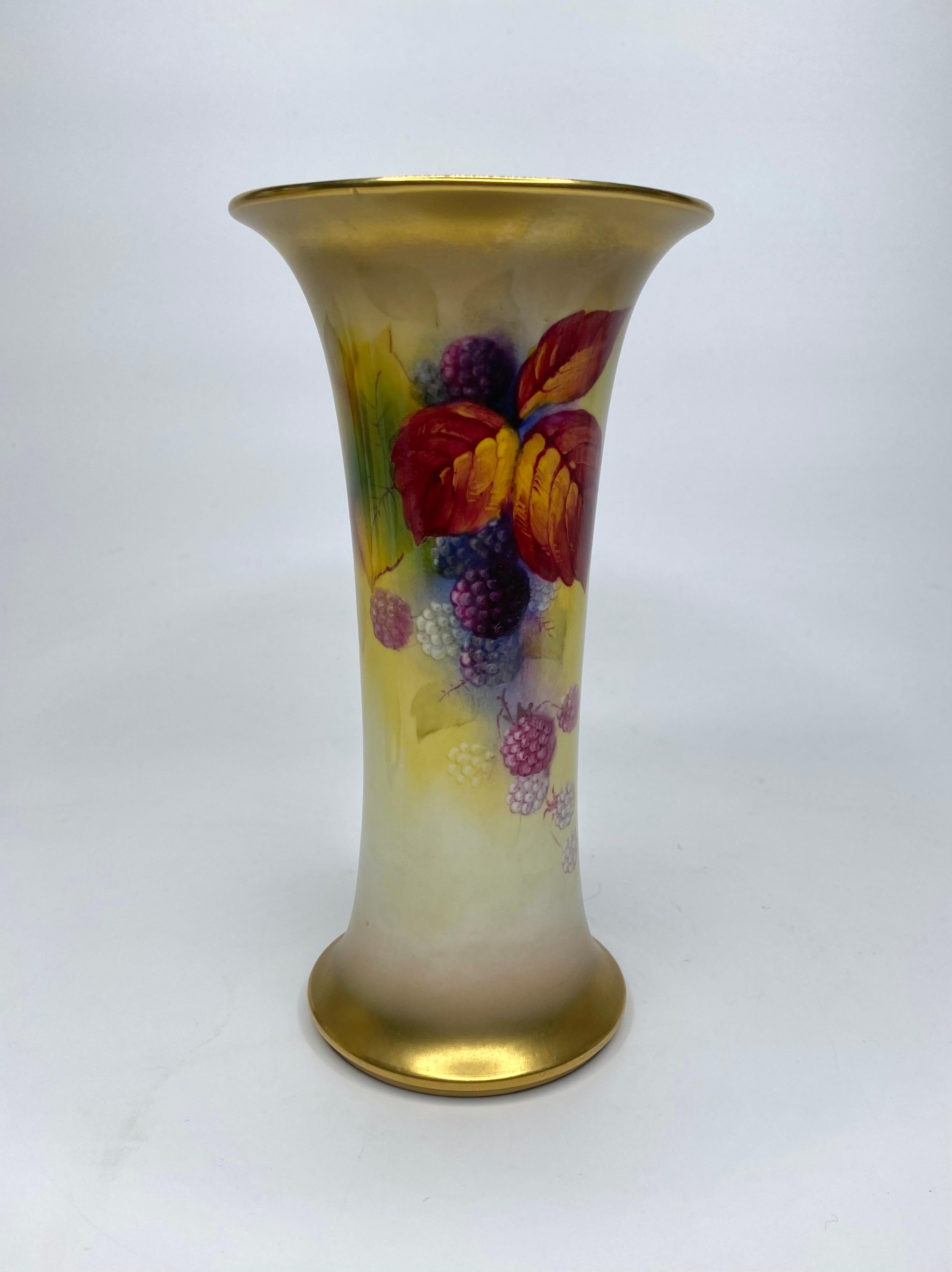 Porcelaine Paire de vases Royal Worcester. Mûres, Kitty A.Blake, d. 1936. en vente