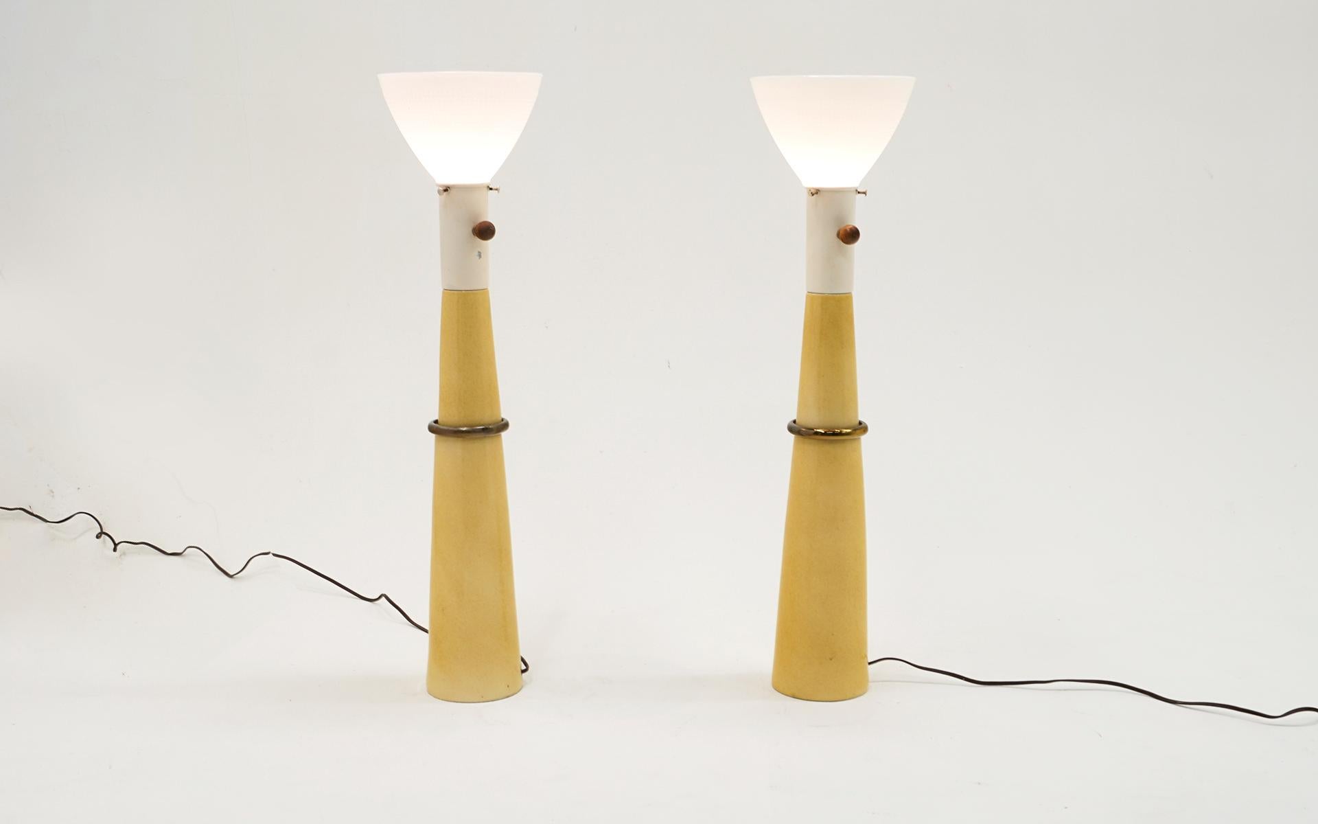Paar hohe Russel Wright-Tischlampen, 1940er Jahre, Paar. Glasierte Keramik, Messing, neue Schirmen. (amerikanisch) im Angebot