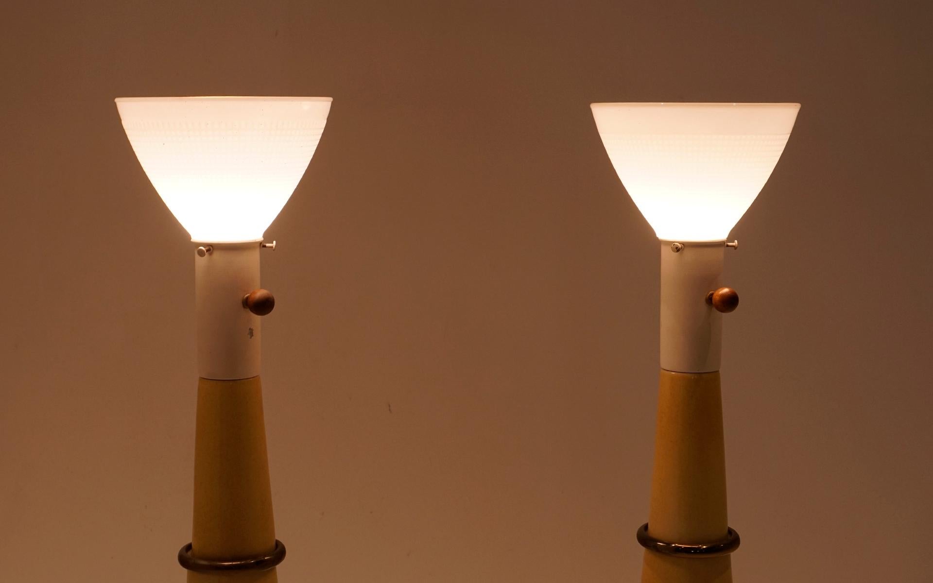 Paar hohe Russel Wright-Tischlampen, 1940er Jahre, Paar. Glasierte Keramik, Messing, neue Schirmen. im Angebot 1