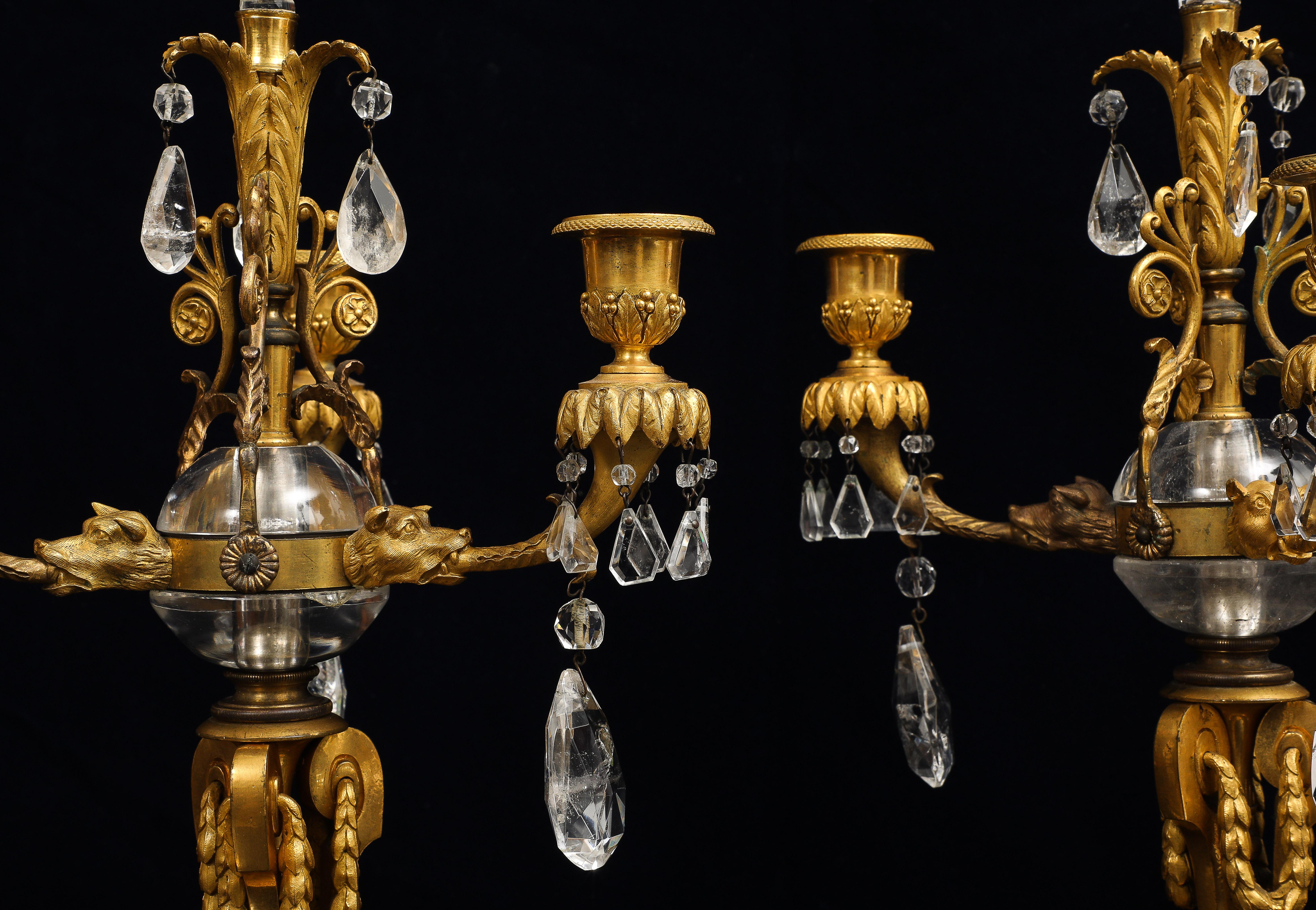 Coppia di candelabri russi a testa di cane con montatura in bronzo, cristallo di rocca e marmo a tre bracci In condizioni buone in vendita a New York, NY