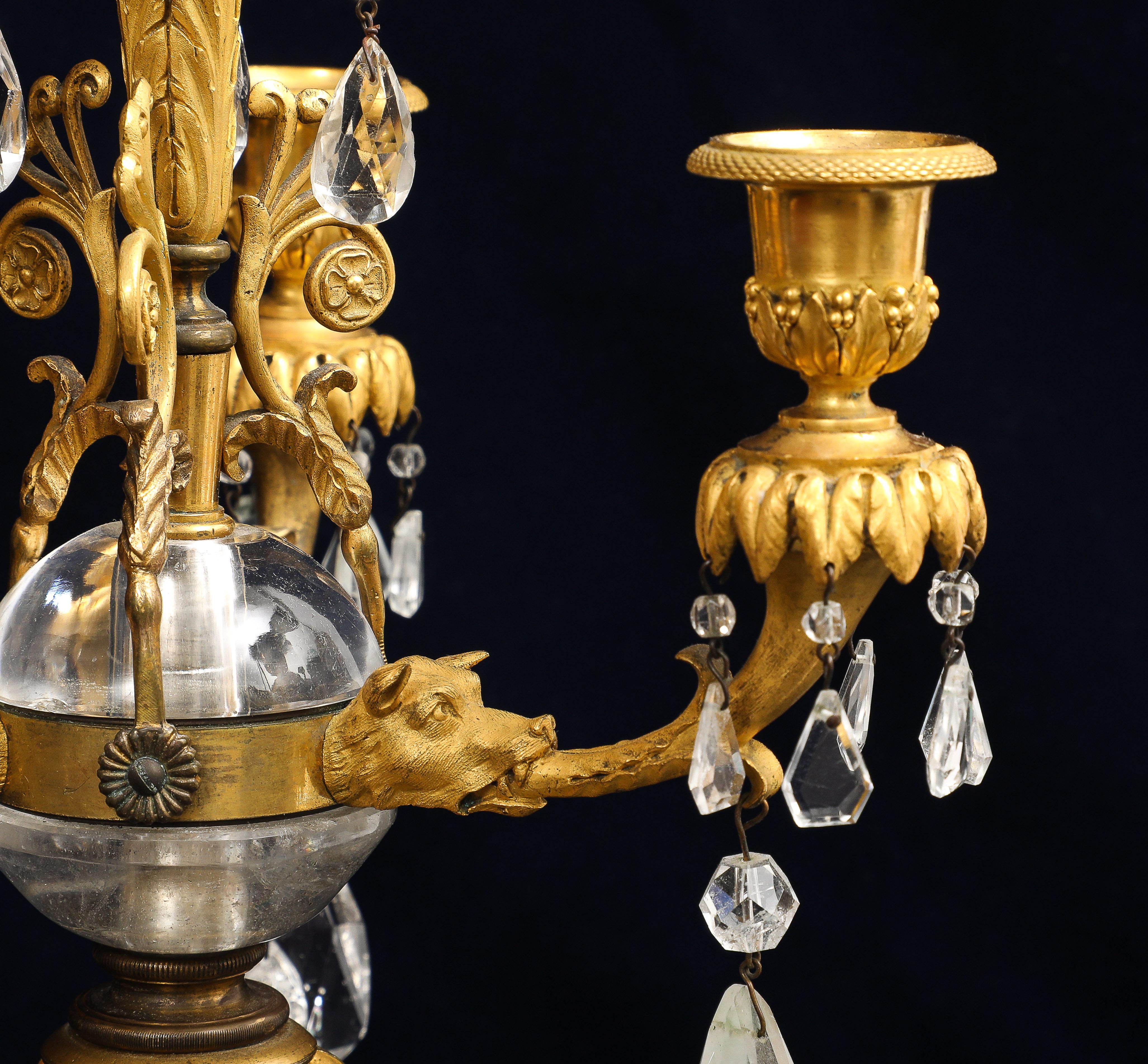 Fine XVIII secolo Coppia di candelabri russi a testa di cane con montatura in bronzo, cristallo di rocca e marmo a tre bracci in vendita