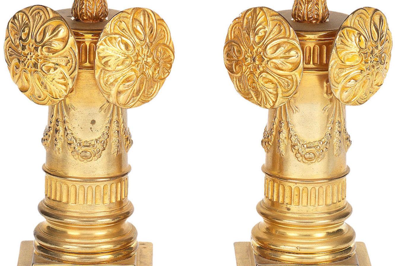 Paar russische Empire-Kerzenständer aus Goldbronze und Bronze im Zustand „Gut“ im Angebot in New York, US