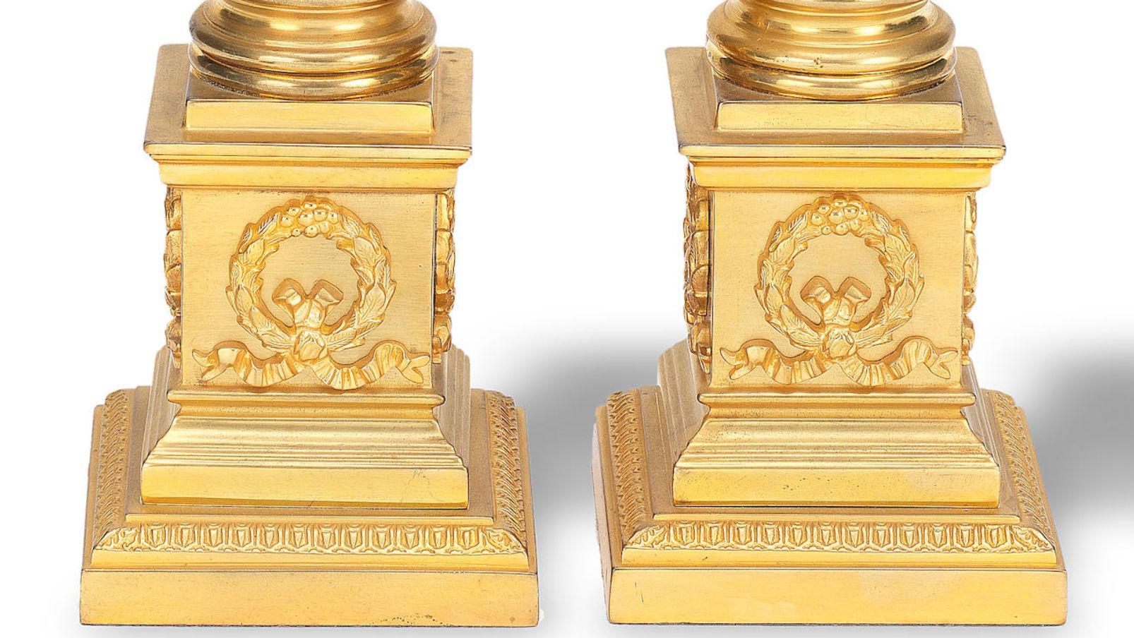 Paar russische Empire-Kerzenständer aus Goldbronze und Bronze (19. Jahrhundert) im Angebot