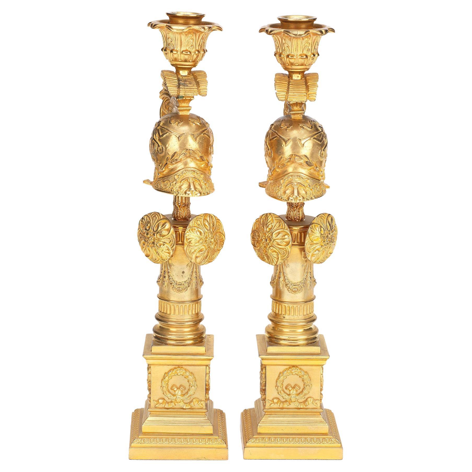 Paar russische Empire-Kerzenständer aus Goldbronze und Bronze im Angebot