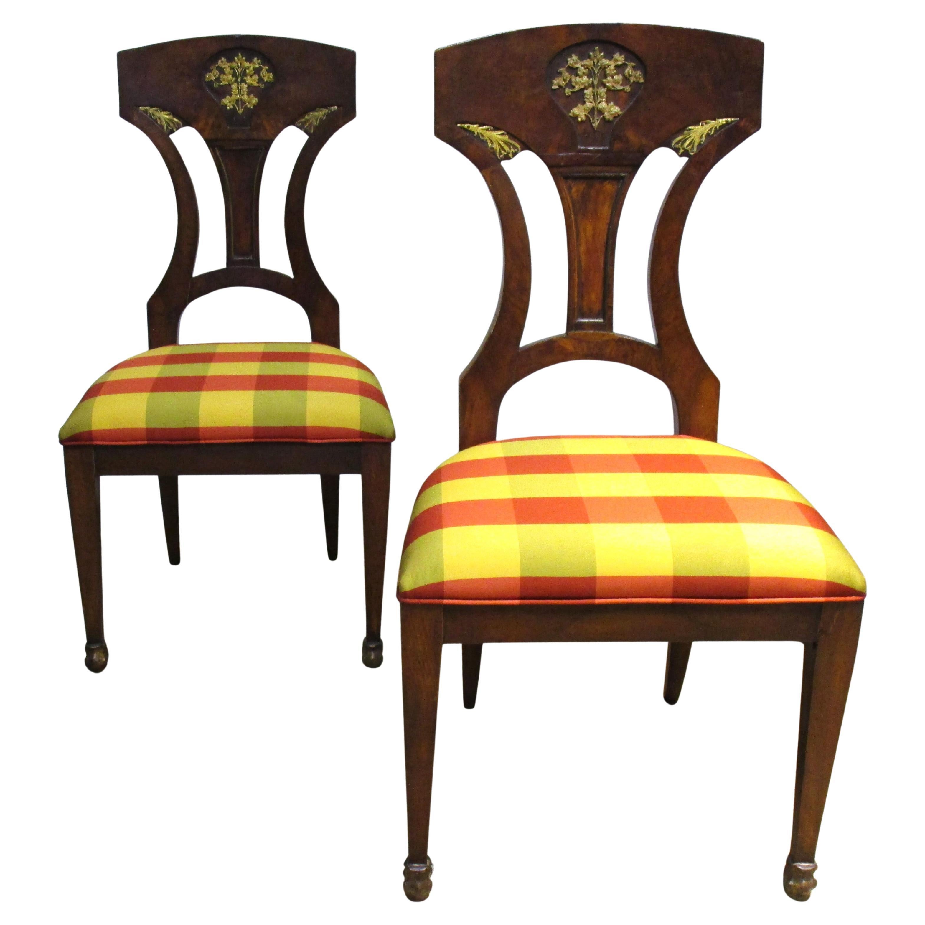 Une bonne paire de chaises d'appoint anciennes en noyer circassien de l'Empire russe avec une finition d'origine magnifiquement vieillie / des montures en bronze doré finement détaillées / des pieds avant en forme de pattes dorées / des sièges