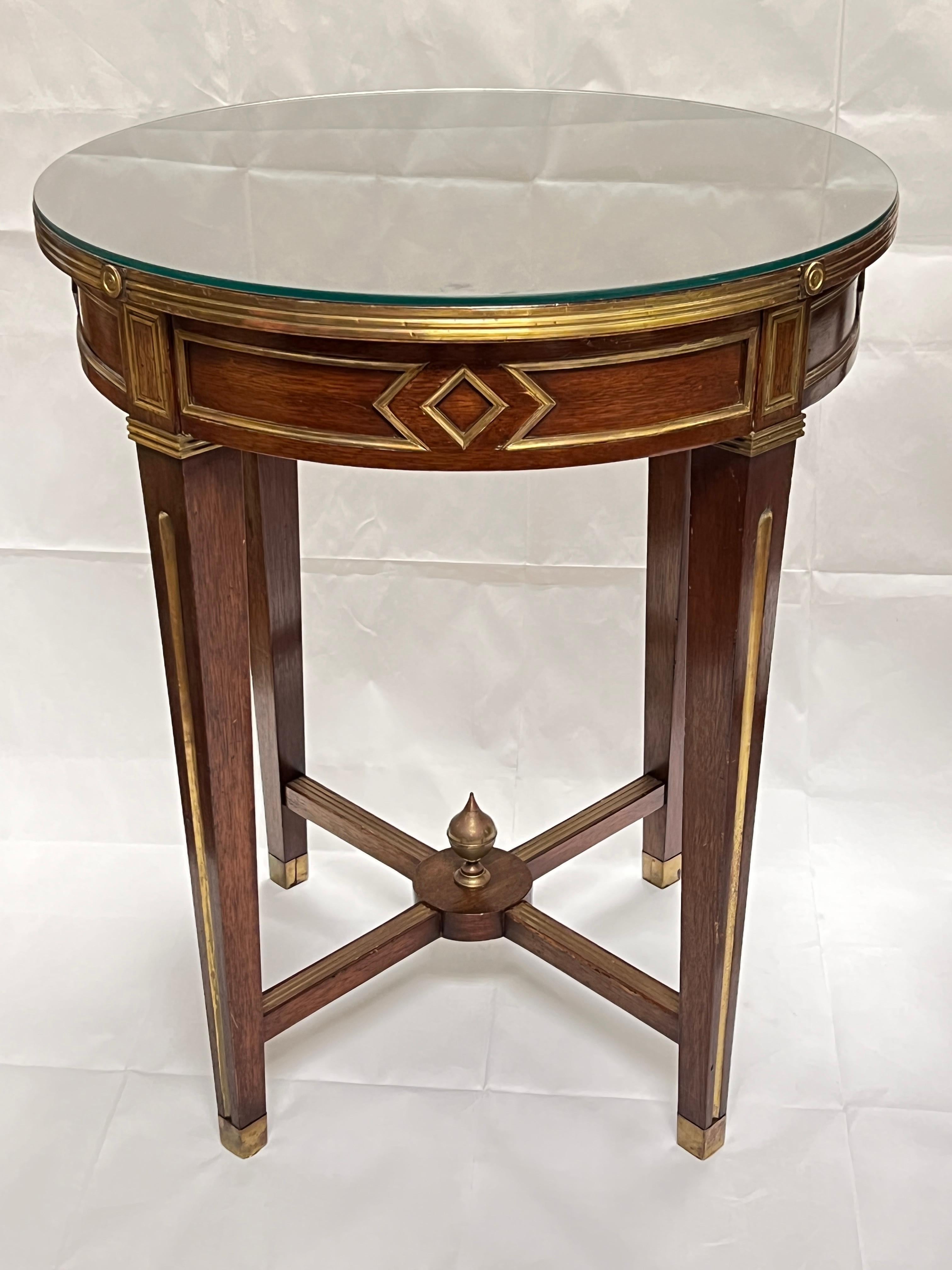 Table d'appoint ronde en acajou incrusté de laiton, de très belle qualité, datant du milieu du siècle dernier, de style russe / Louis XVI.