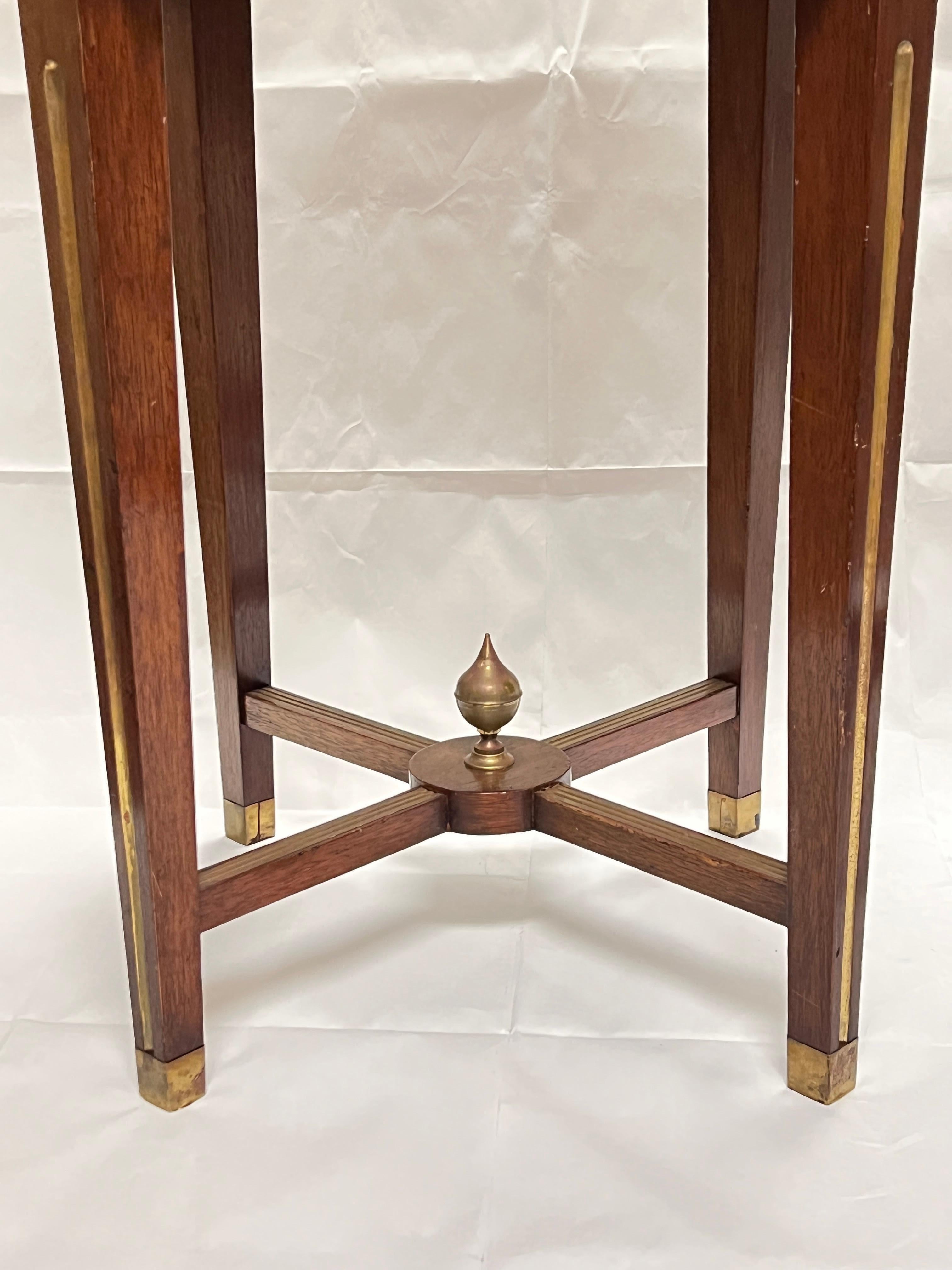 Table d'appoint ronde russe de style Louis XVI en acajou incrusté de laiton en vente 5