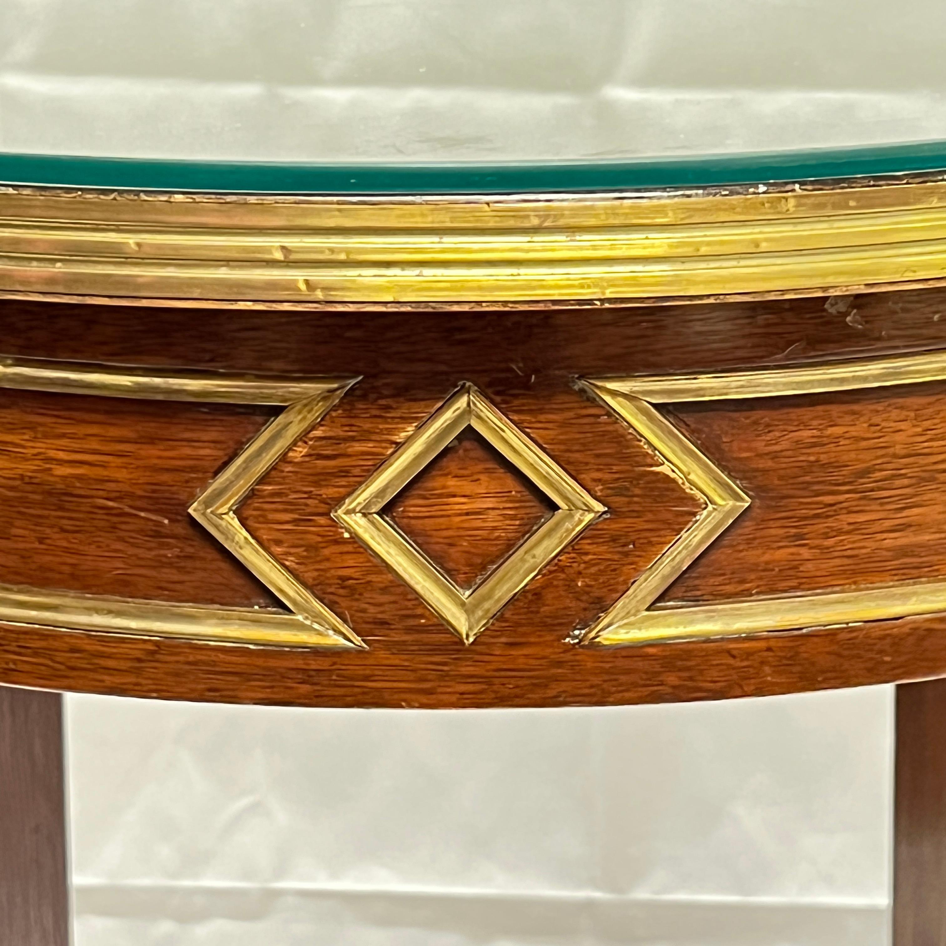 Table d'appoint ronde russe de style Louis XVI en acajou incrusté de laiton en vente 8