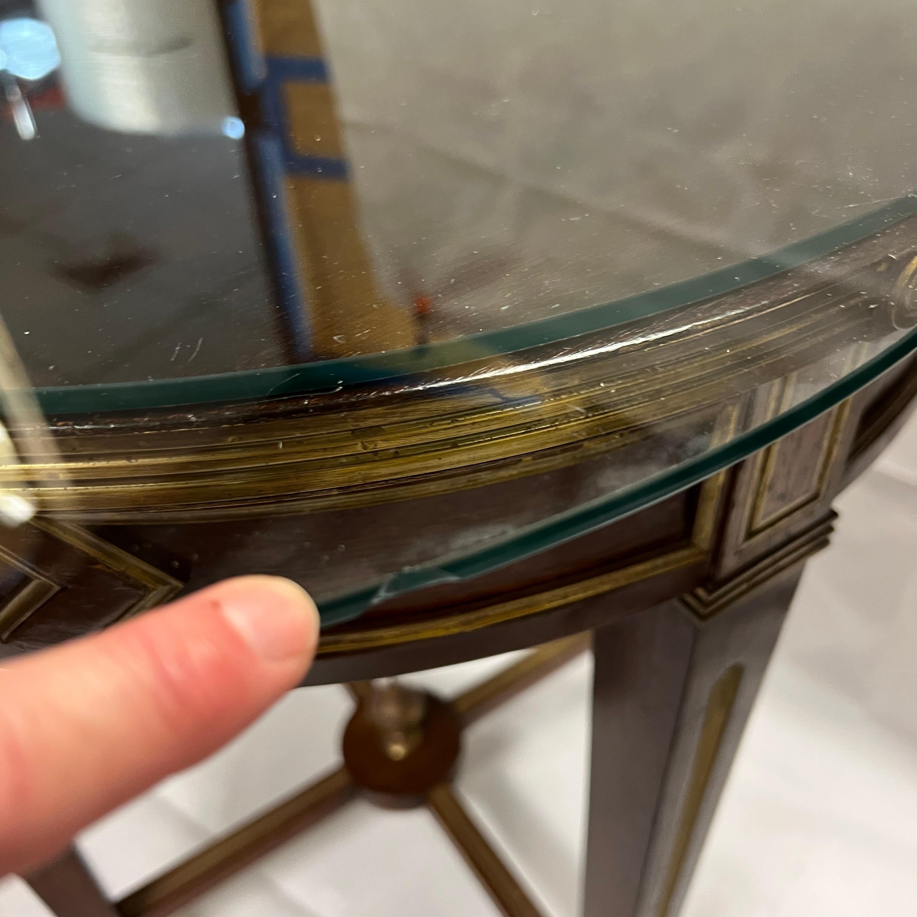 Table d'appoint ronde russe de style Louis XVI en acajou incrusté de laiton en vente 4