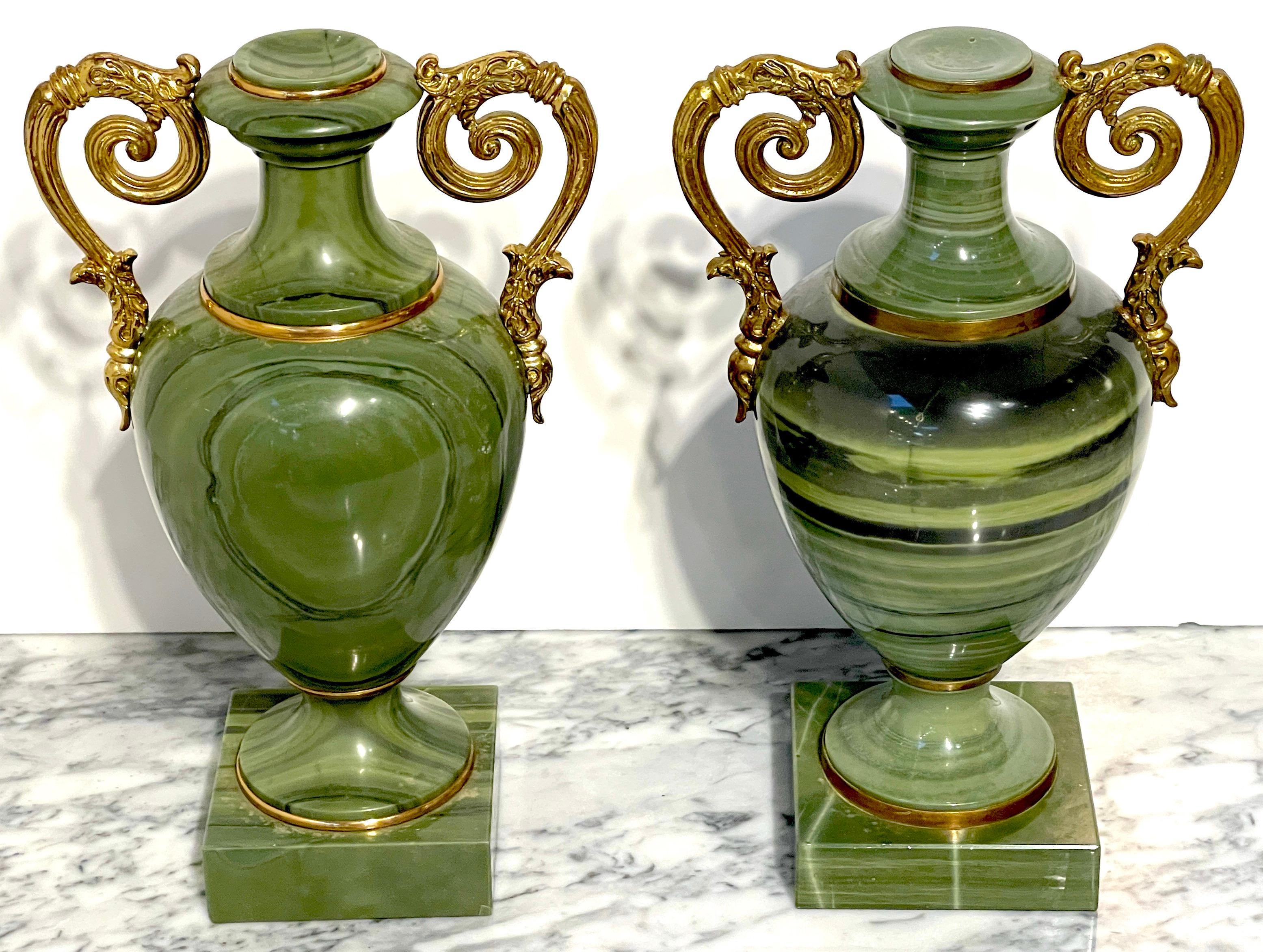 Paar russische neoklassische Unikatvasen mit grünem Quarz und Ormolu-Montierung
Art Quarz, gemeinhin bekannt als Achat 

Ein exquisites Paar russischer neoklassizistischer Vasen aus dem 19. Jahrhundert, jede ein Unikat aus grünem Quarz, gemeinhin