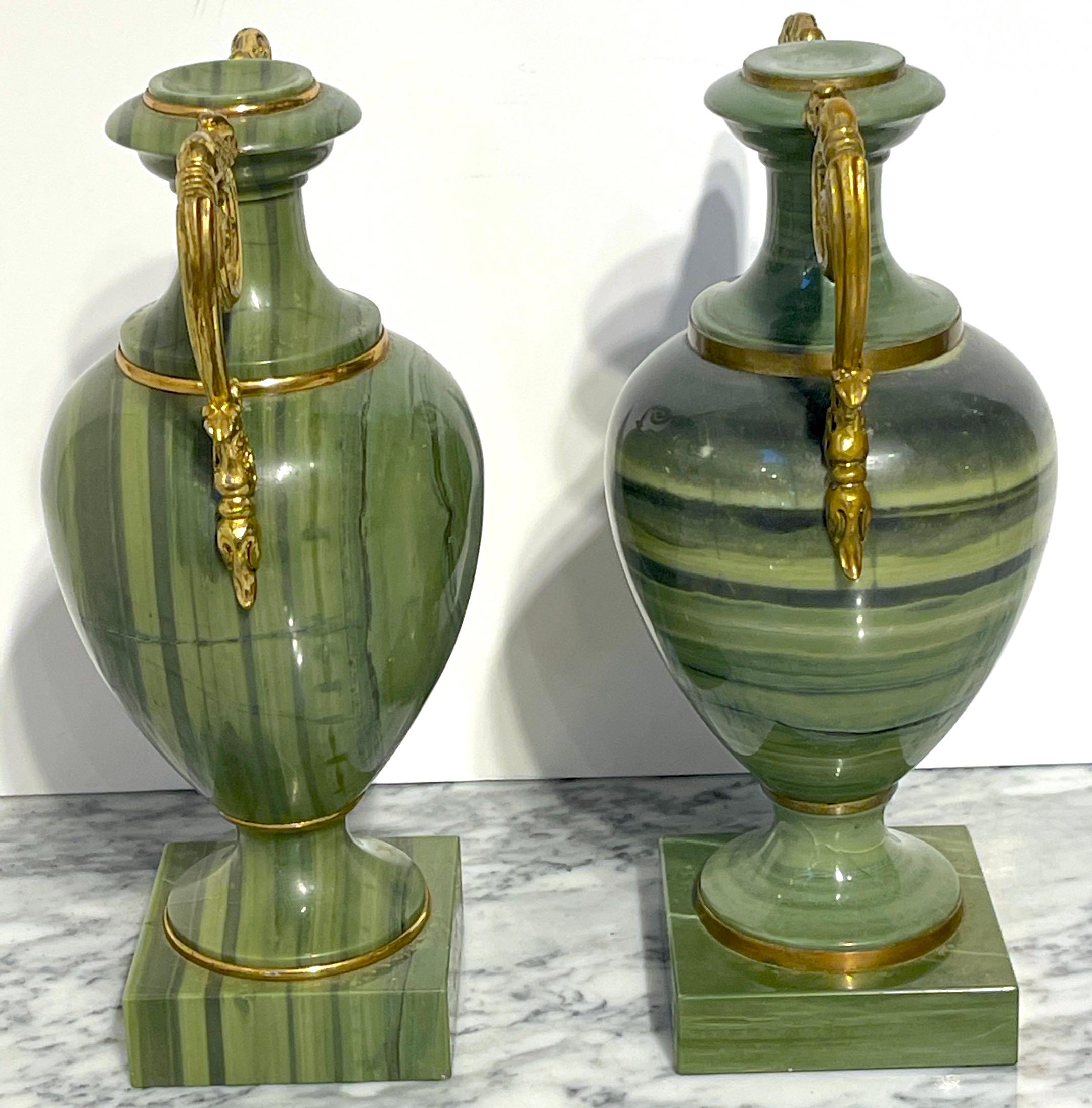 Paar russische neoklassische Unikatvasen mit grünem Quarz und Ormolu-Montierung (Geschnitzt) im Angebot