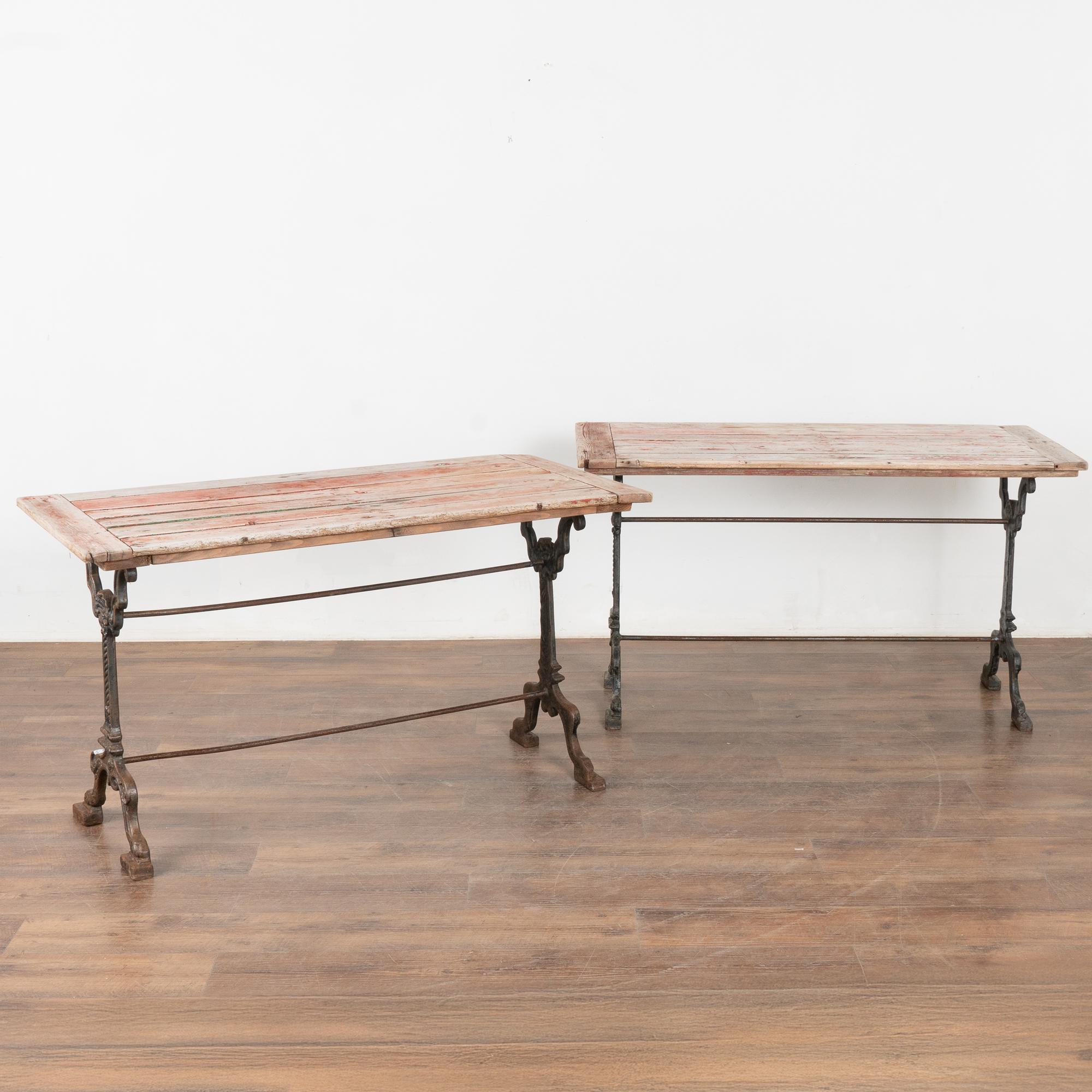 Paire de tables d'appoint rustiques avec base en fer, Suède vers 1890-1900 en vente 3