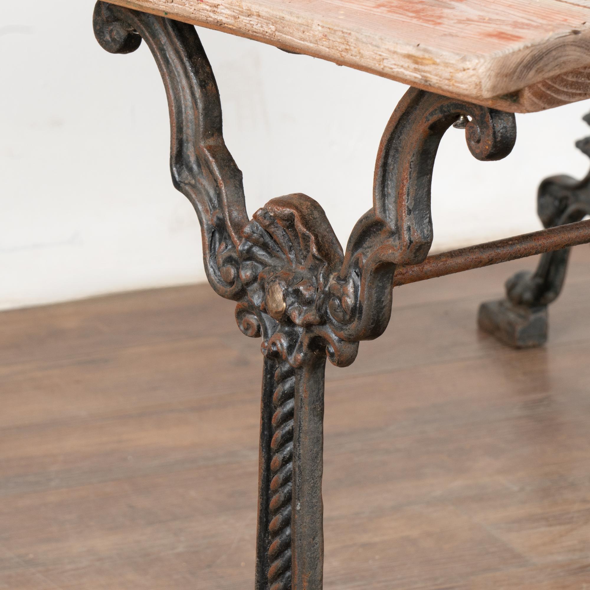 Rustique Paire de tables d'appoint rustiques avec base en fer, Suède vers 1890-1900 en vente