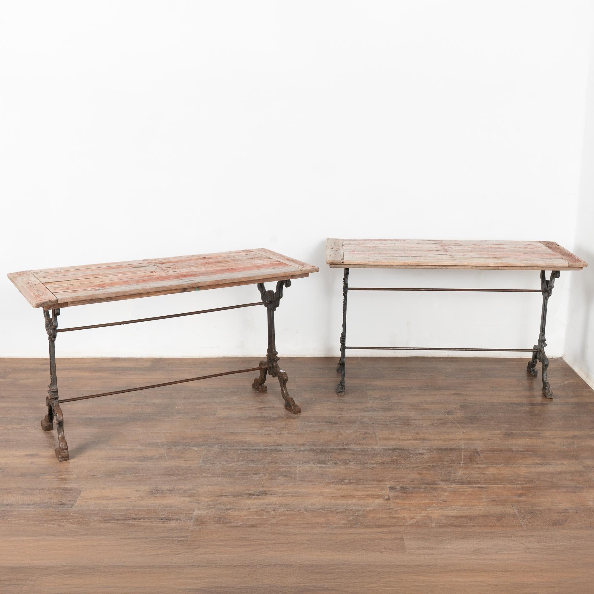 Suédois Paire de tables d'appoint rustiques avec base en fer, Suède vers 1890-1900 en vente