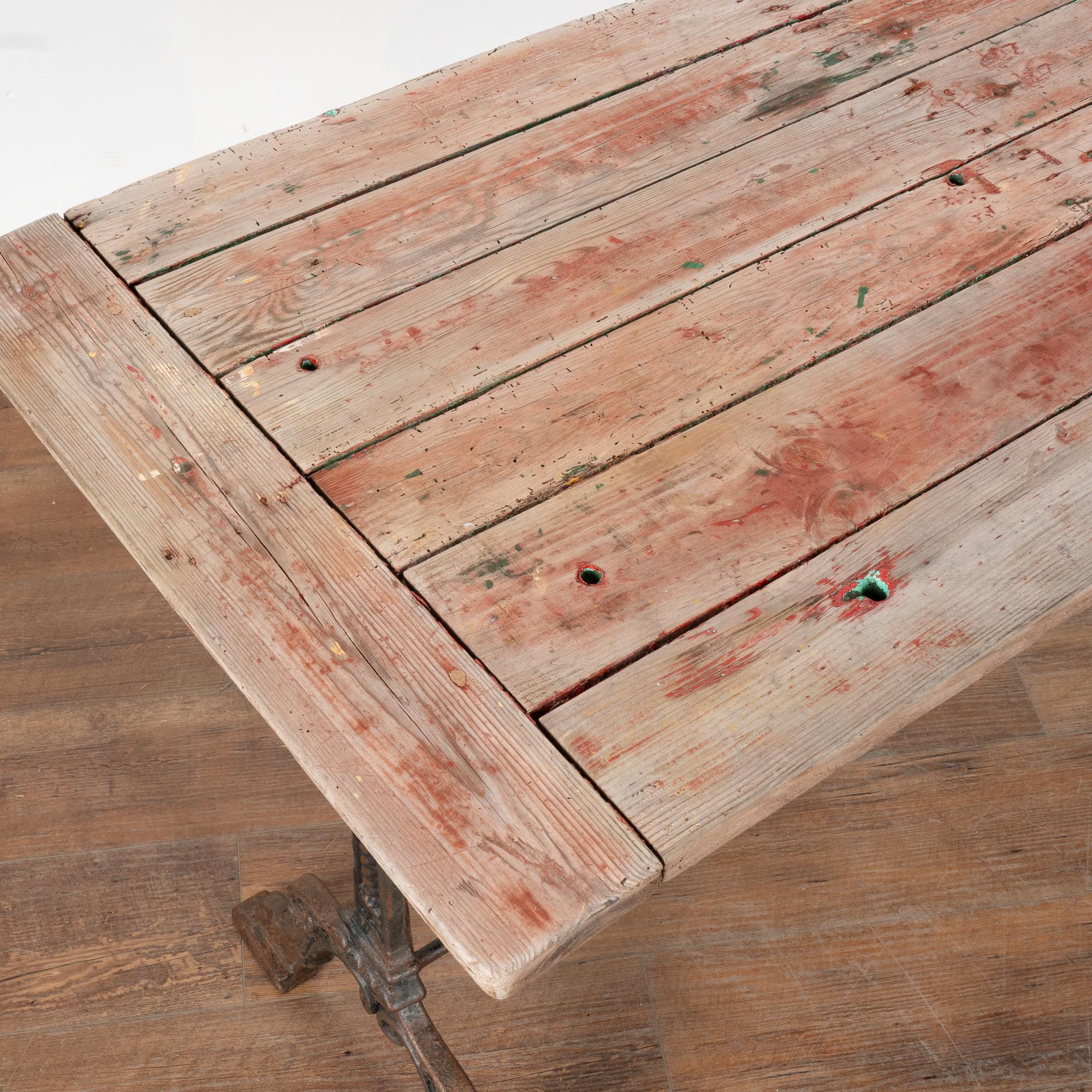 Paire de tables d'appoint rustiques avec base en fer, Suède vers 1890-1900 État moyen - En vente à Round Top, TX