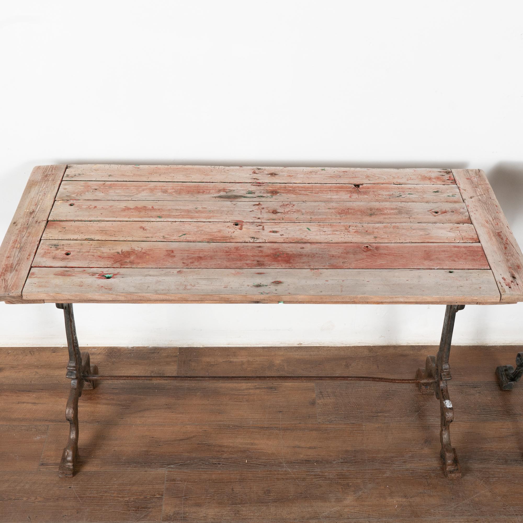 XIXe siècle Paire de tables d'appoint rustiques avec base en fer, Suède vers 1890-1900 en vente