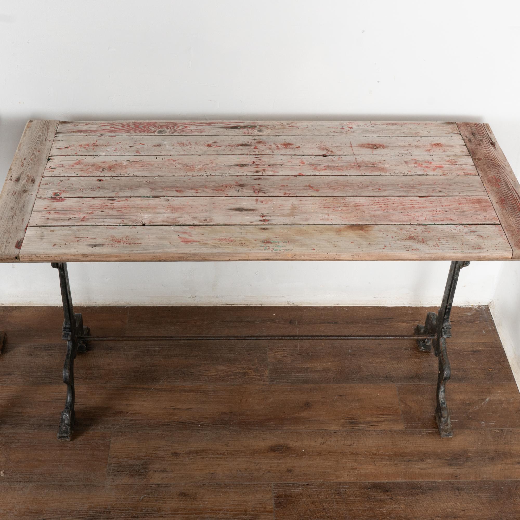 Fer Paire de tables d'appoint rustiques avec base en fer, Suède vers 1890-1900 en vente