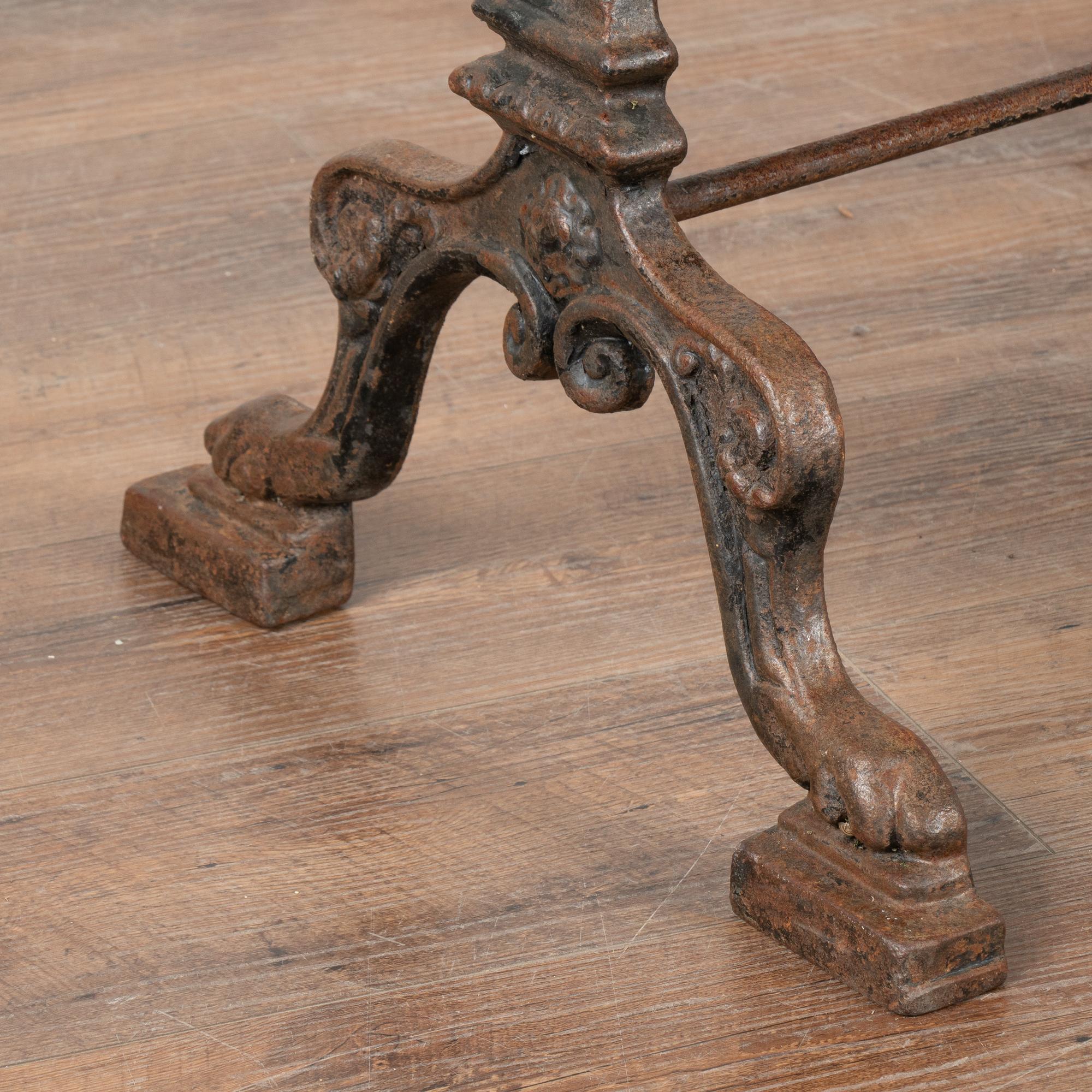 Paire de tables d'appoint rustiques avec base en fer, Suède vers 1890-1900 en vente 2
