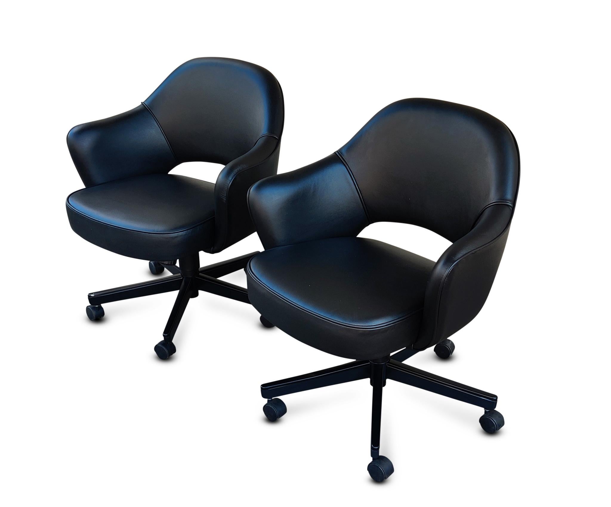 Paire de fauteuils de direction contemporains (moins de 10 ans) Eero Saarinen, avec bases pivotantes à roulettes, sièges inclinables et réglables en hauteur, en cuir Volo noir.

Présente dans presque tous les intérieurs conçus par Florence Knoll,