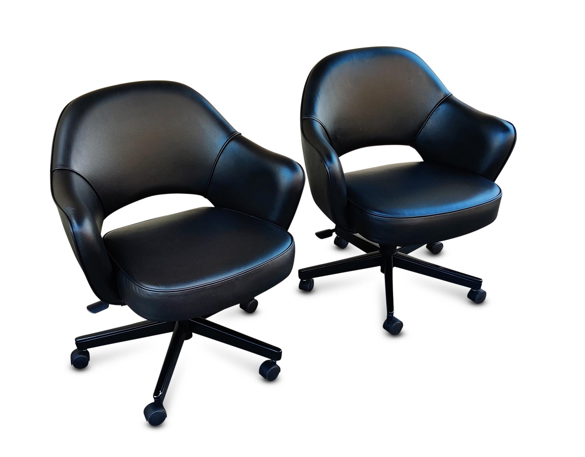 Mid-Century Modern Paire de fauteuils de direction Saarinen Knoll en cuir noir inclinables et réglables en hauteur en vente