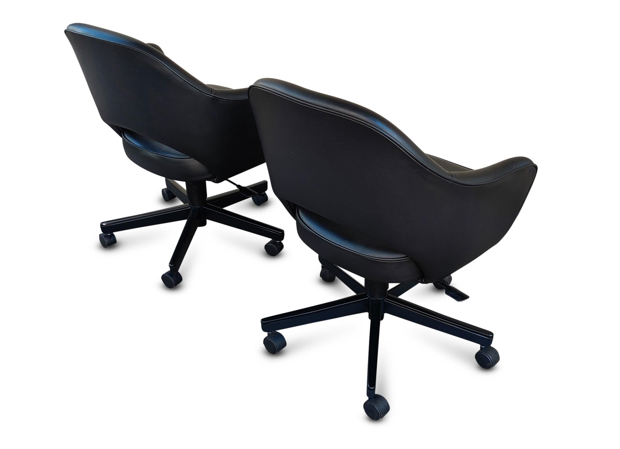 Américain Paire de fauteuils de direction Saarinen Knoll en cuir noir inclinables et réglables en hauteur en vente