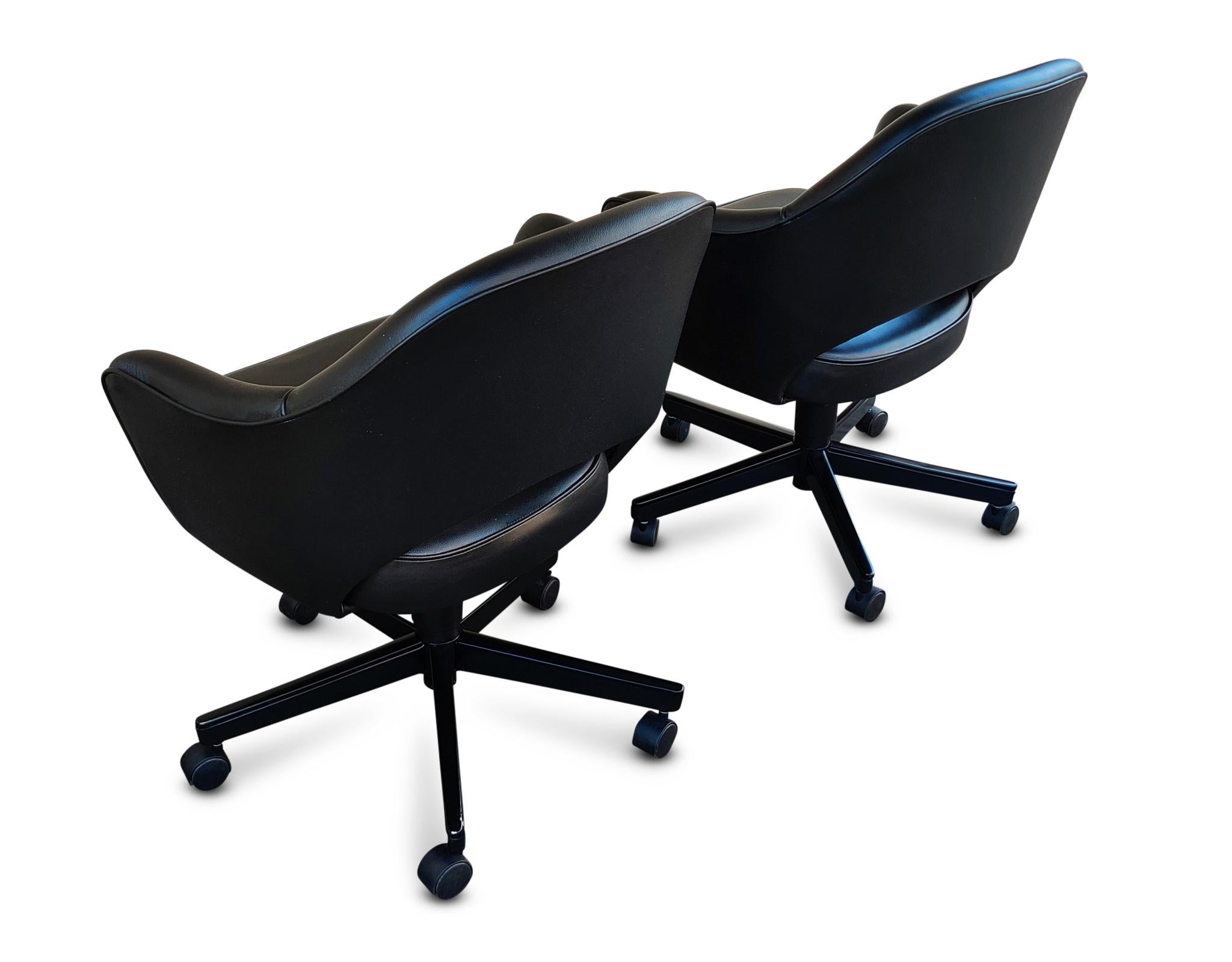 Émaillé Paire de fauteuils de direction Saarinen Knoll en cuir noir inclinables et réglables en hauteur en vente