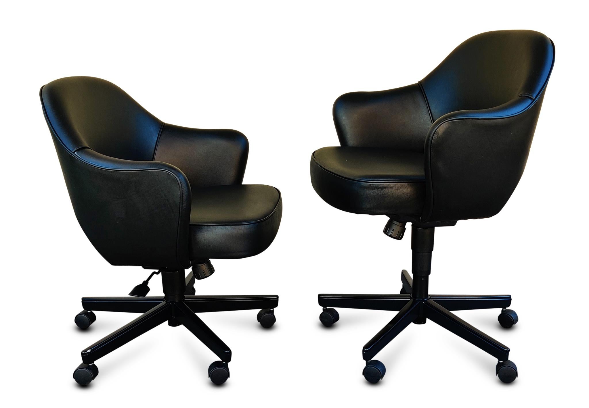 Pair Saarinen Knoll Executive Chairs Black Leather Tilt Swivel Height Adjustable In Good Condition For Sale In Philadelphia, PA