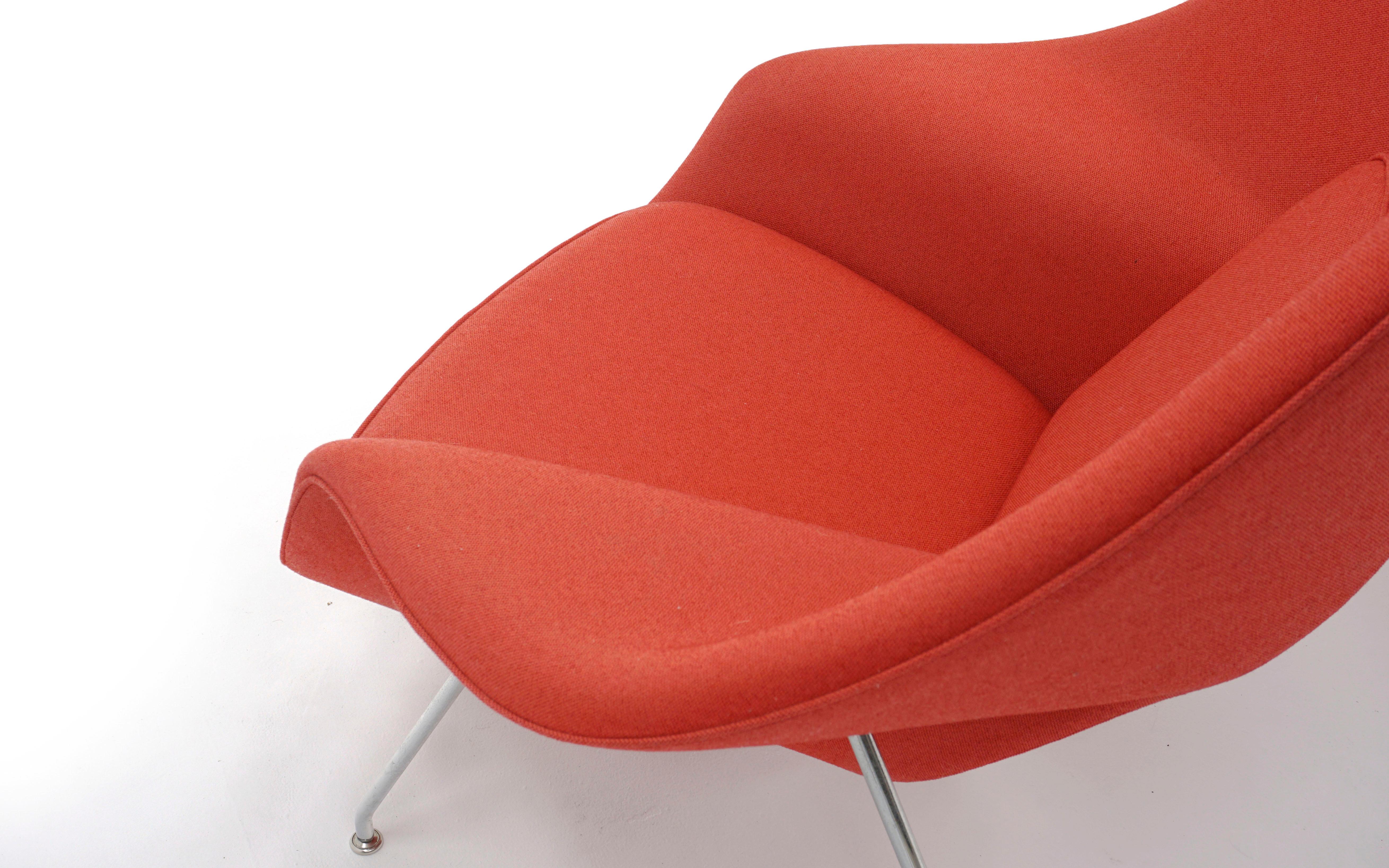 Pair Saarinen Womb Chairs for Knoll in Red with Chrome Frames, Ready to Use In Good Condition In Kansas City, MO